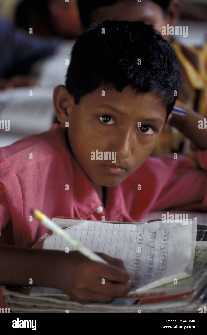 Asien, Bangladesh, Dhaka ein Junge schreibt in seiner Klasse an einer ländlichen Schule außerhalb Dhaka Stockfoto