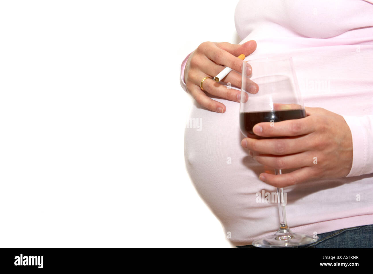 Schwangere Frau mit einer Zigarette und einem Glas Wein Stockfoto