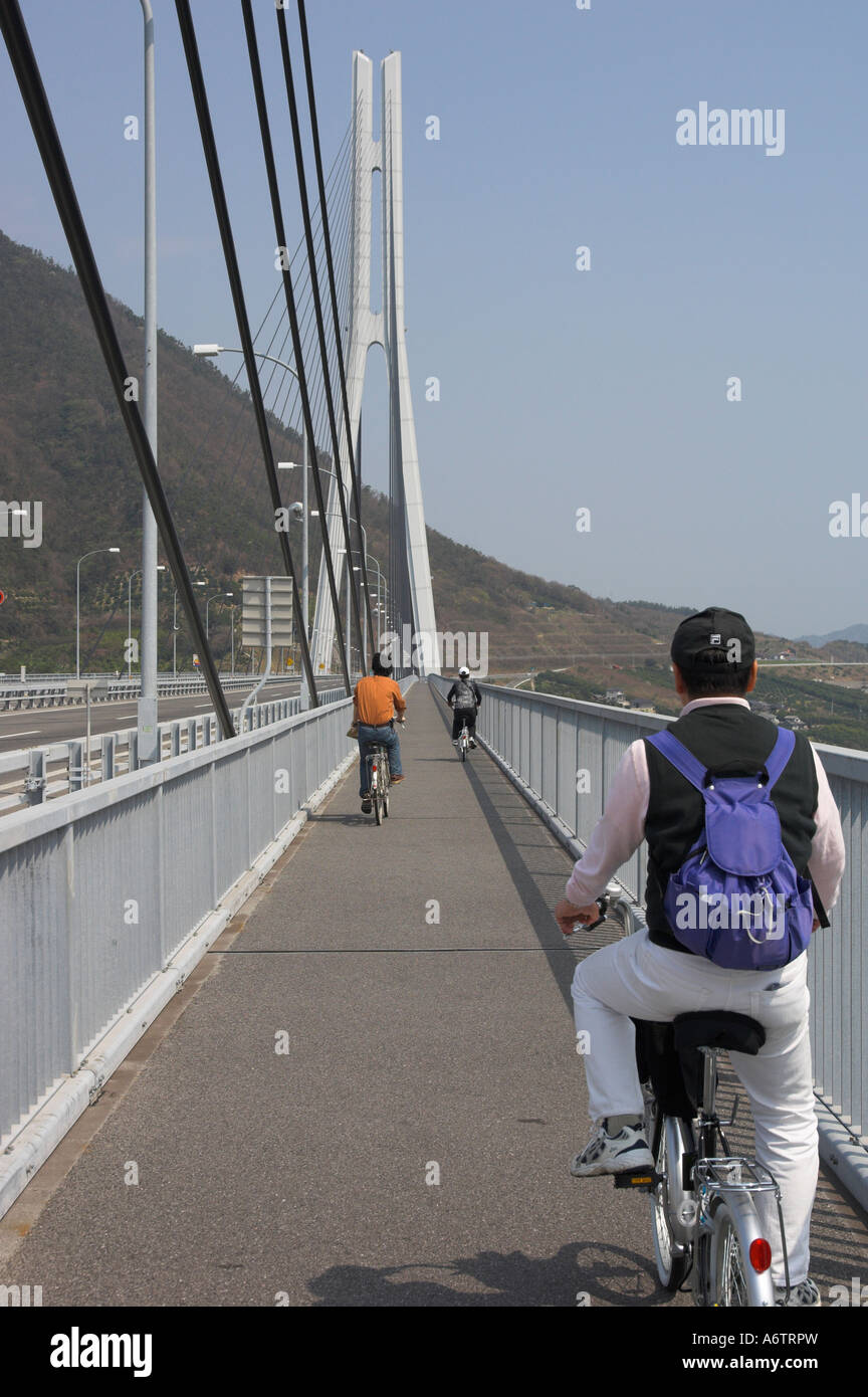 Ehime Japan Archipel Omishima Insel Tatara Brücke Honshu-Shikoku Brücke Projekt Nishiseto Schnellstraße Menschen auf Fahrrädern ridi Stockfoto