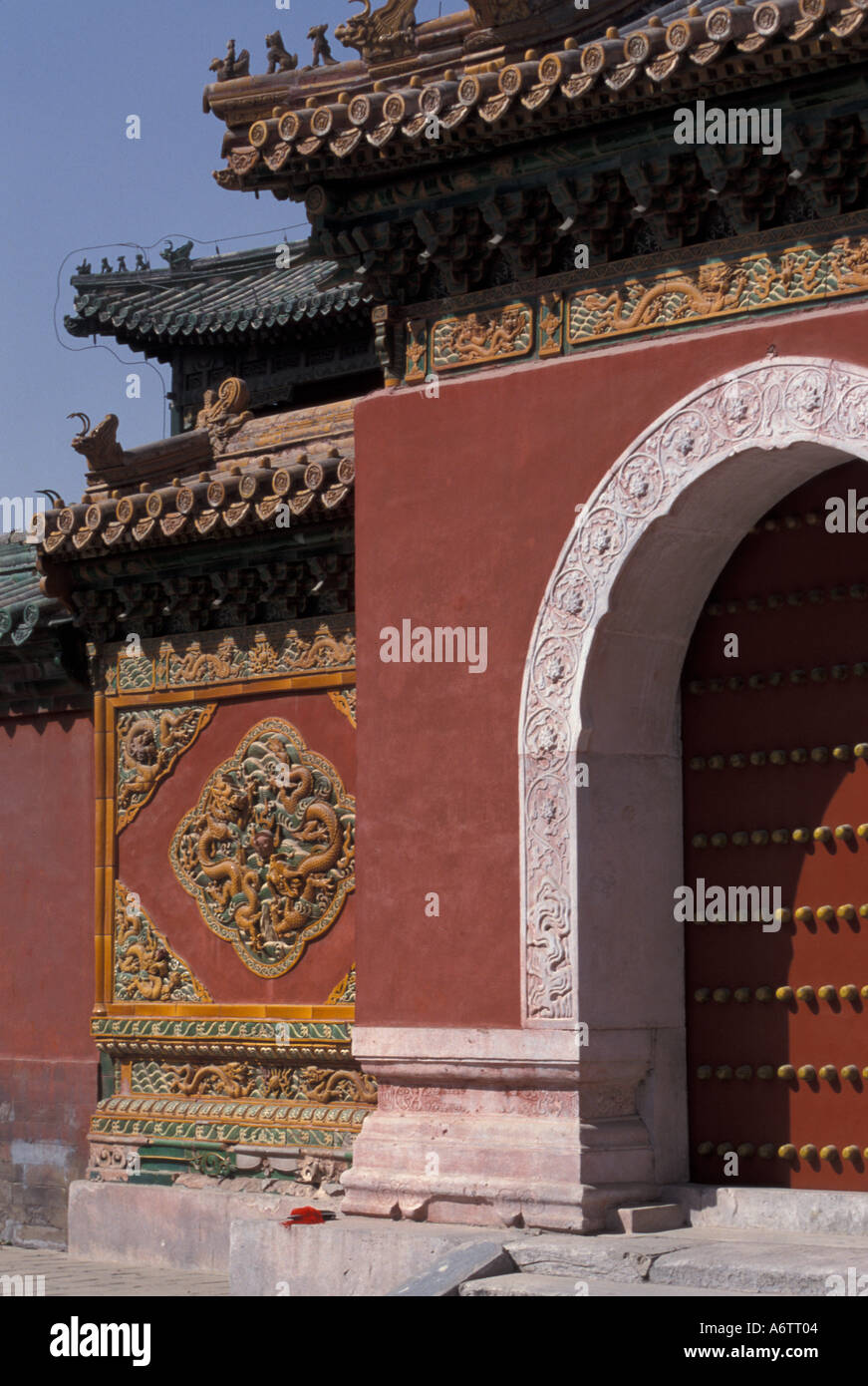China, Peking. Behai Park verzierten Dach-, Wand- und Eintrag Tor Stockfoto
