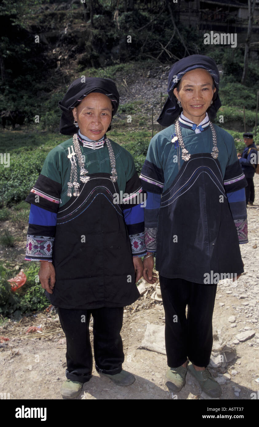 China, Provinz Yunnan. Bouyei Minderheit Frauen in traditioneller Tracht. Stockfoto