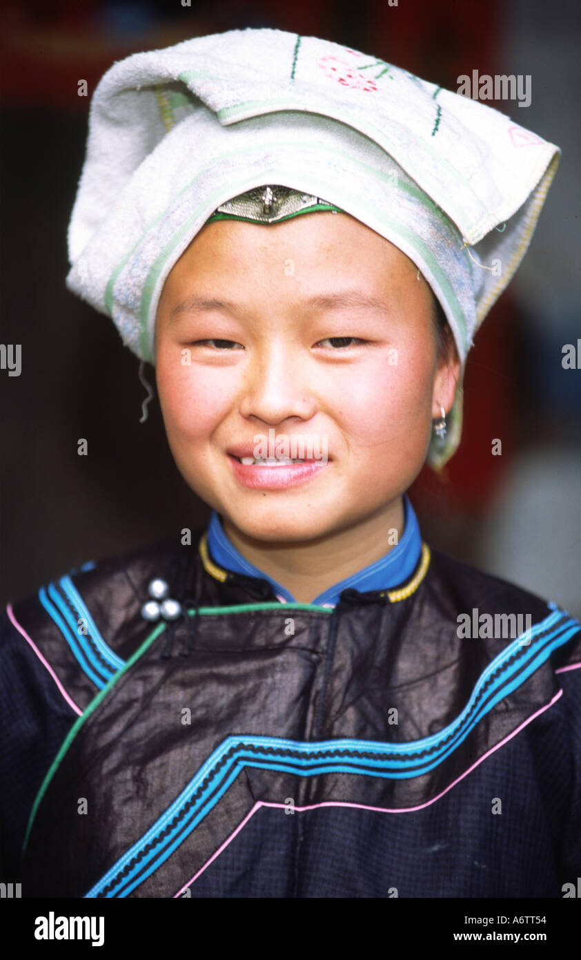China, Yunnan, Qujing Bezirk teilnehmen. Young Bouyei Minderheit Frau Porträt; Lazhe Dorf Stockfoto