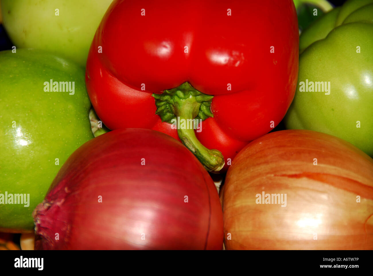 Obst und Gemüse Porträt grüner Apfel Paprika rote Zwiebel Stillleben Stockfoto