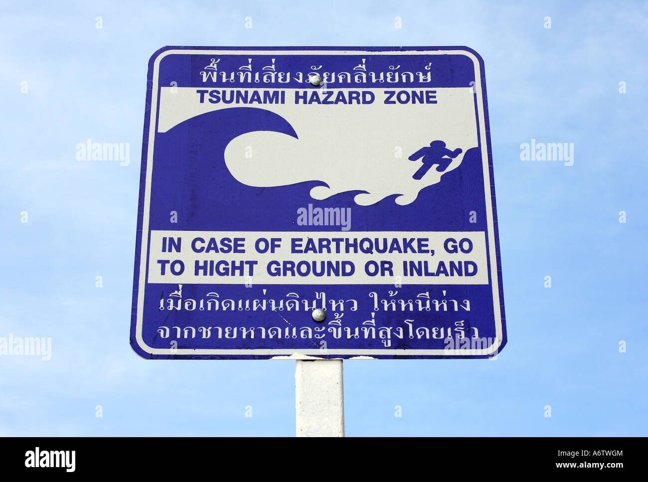 Tsunami-Warnschild mit Beratung im Süden von Thailand, Asien Stockfoto