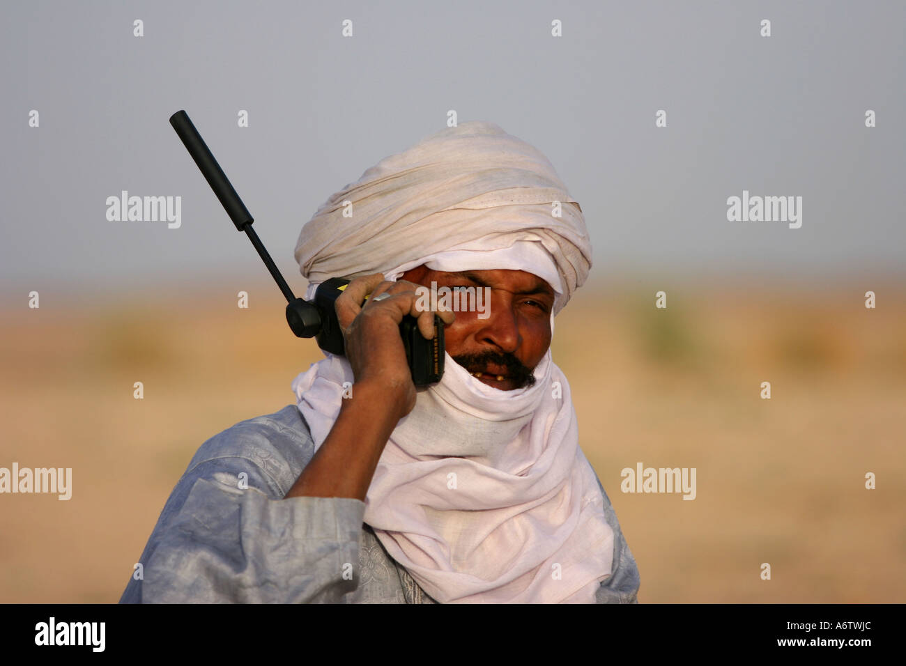 Nomad mit Telefonhörer in der Sahara Wüste Stockfoto