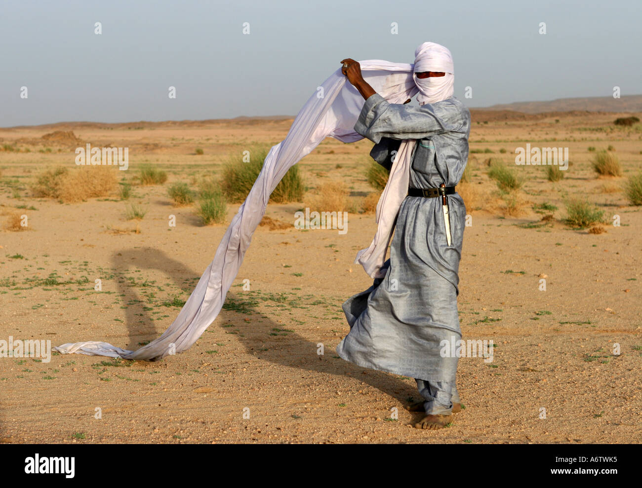 Stammesangehörige Wicklung seinen Turban in der Sahara Wüste Stockfoto