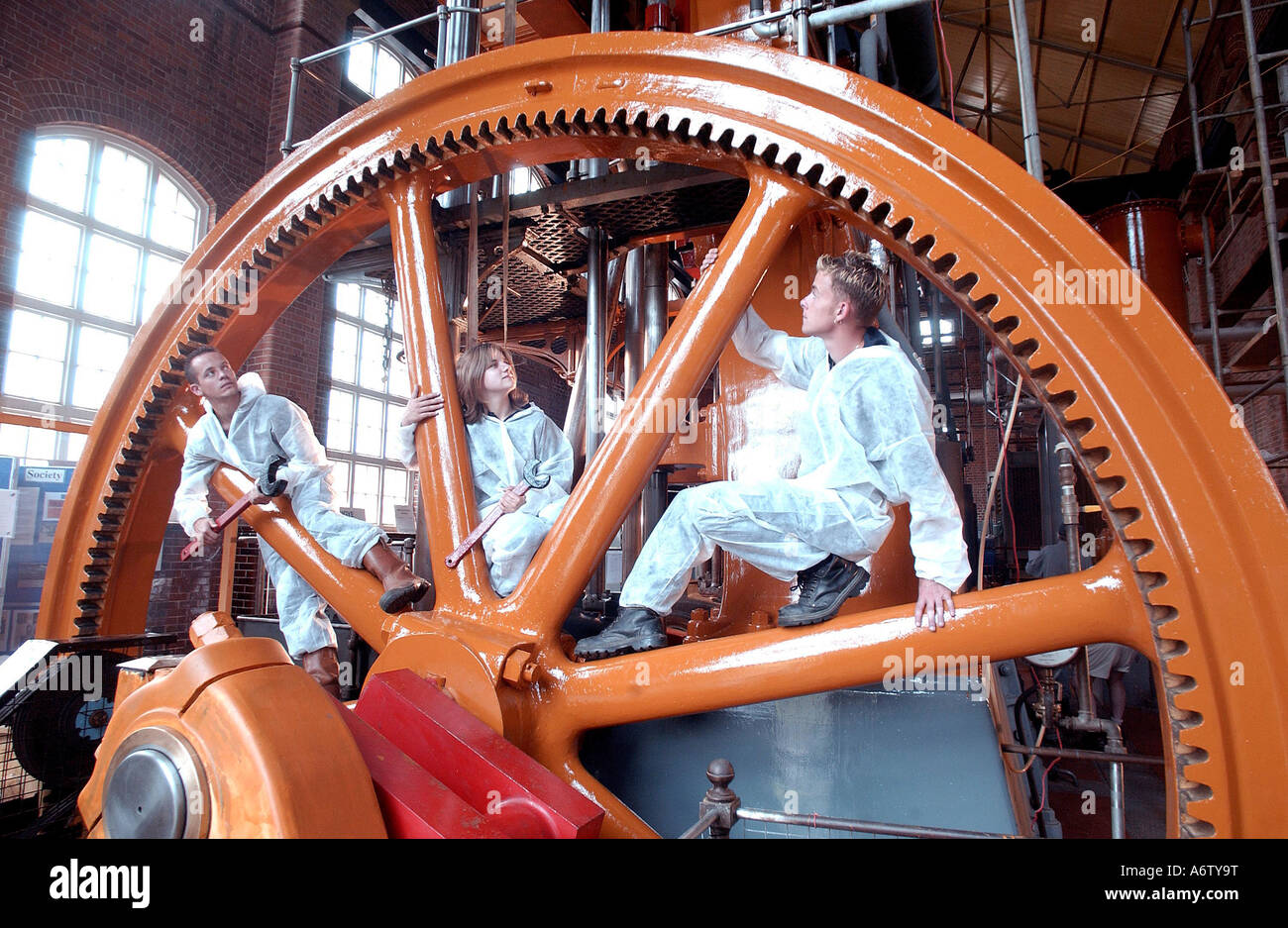 Drei junge Menschen ausgebildet an der Southern Water Ausbildung Regelung mit einer dampfgetriebenen Wasserpumpen Motor Stockfoto