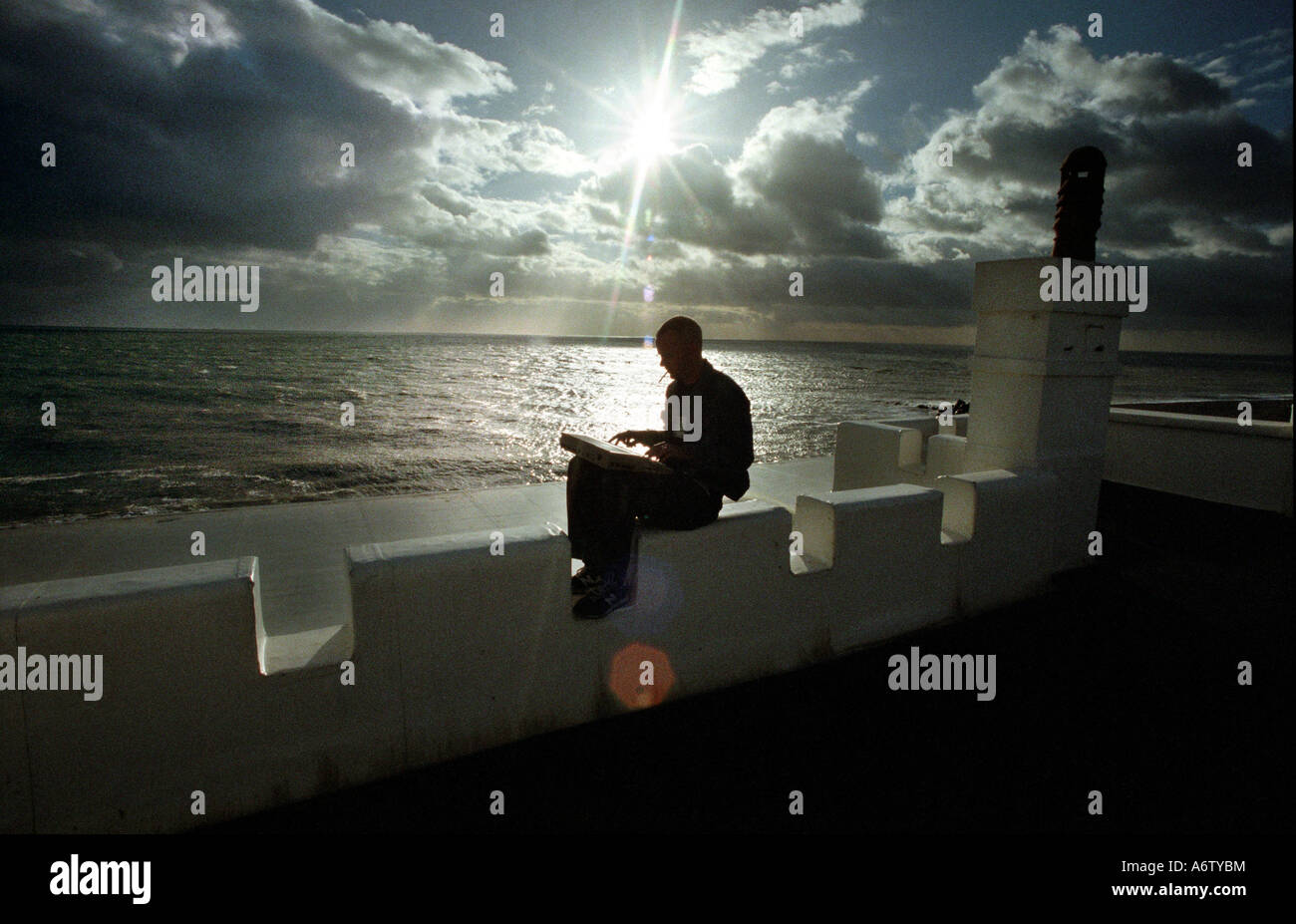 Norman Cook Alias DJ Musiker Fat Boy Slim mit einem Laptop in seine Heimat Brighton seafront Stockfoto
