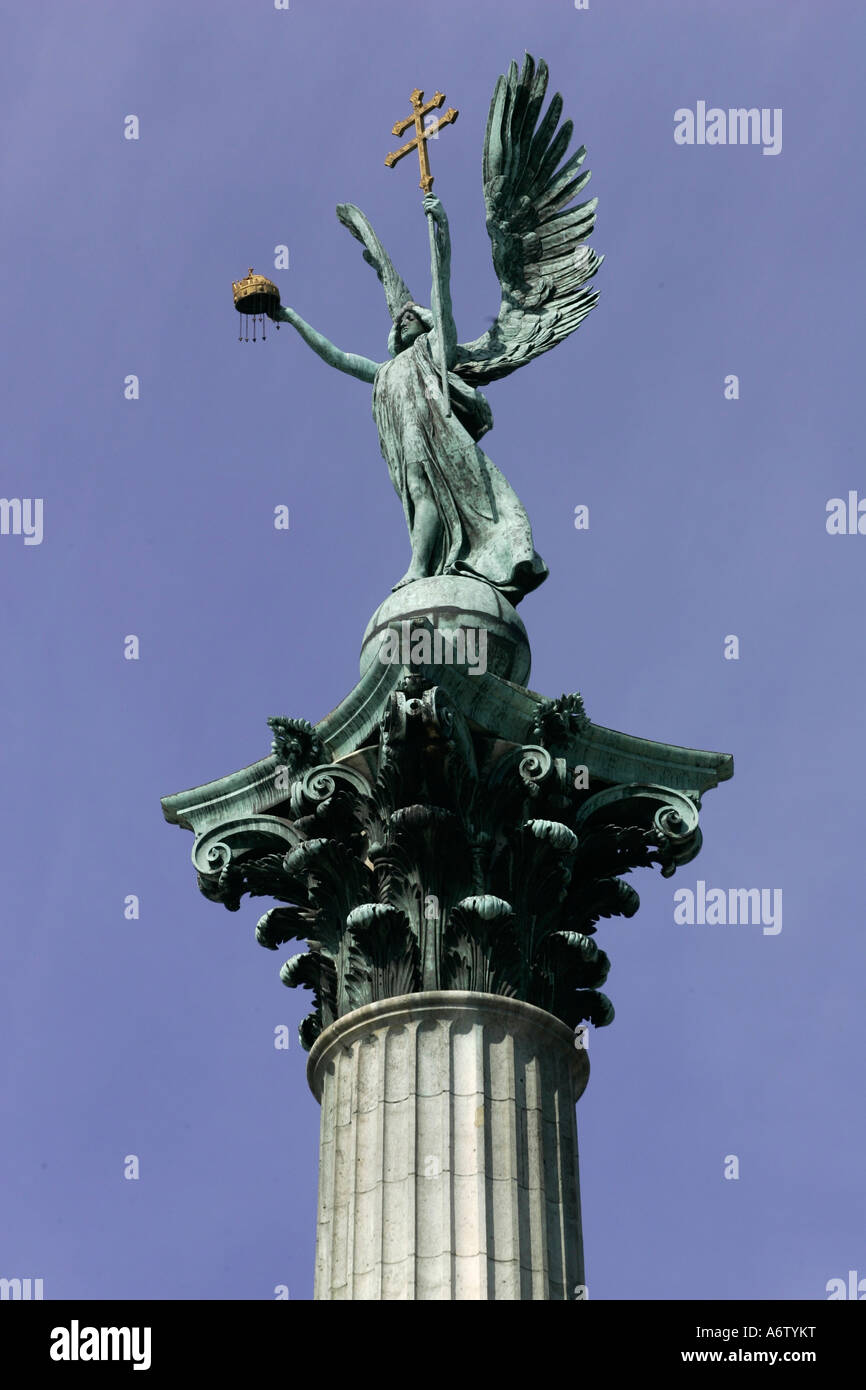 Erzengel Gabriel auf der Säule auf dem Heldenplatz, Budapest, Ungarn, Stockfoto
