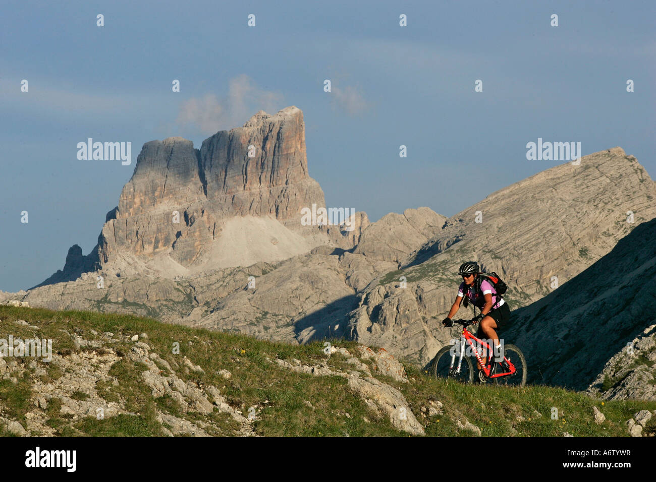 Weibliche Mountainbiker am Valparola Pass, mit Grande Torre im Hintergrund, Dolomiten, Italien Stockfoto