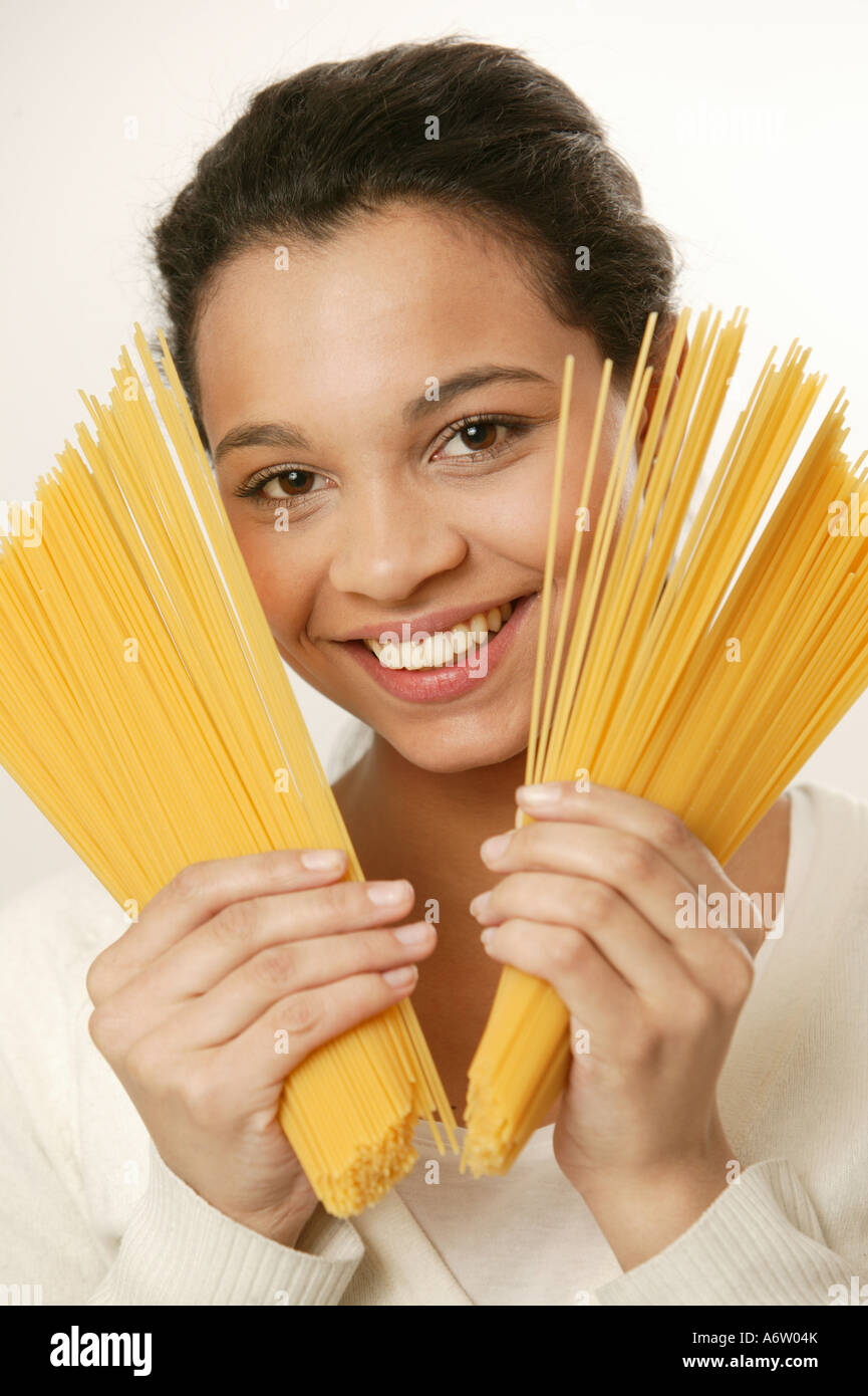 Junges Mädchen mit Spaghetti Nudeln Stockfoto