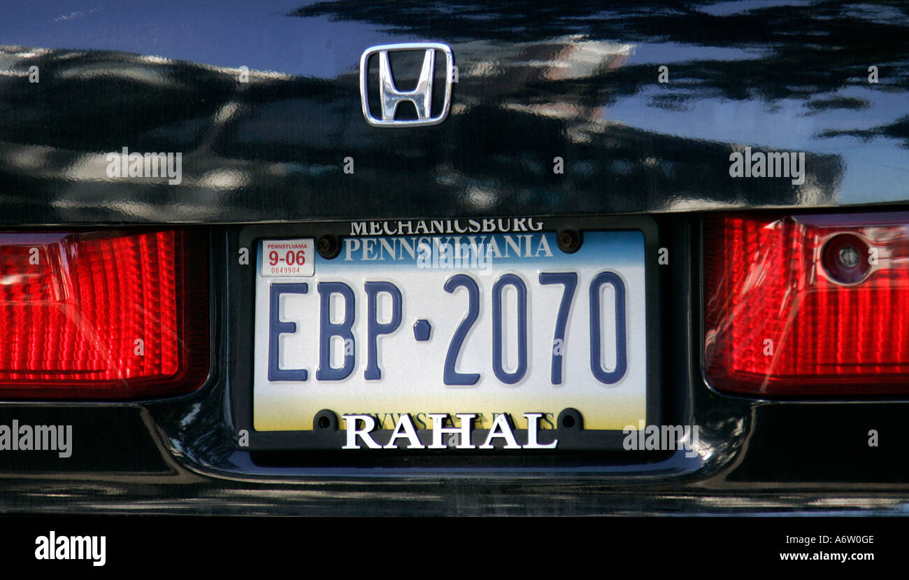 Kfz-Kennzeichen orange weißes Rechteck rechteckig blau gelb rote Kurve schreiben geschrieben Design entworfen Fahrzeug Auto Schriftzug Stockfoto