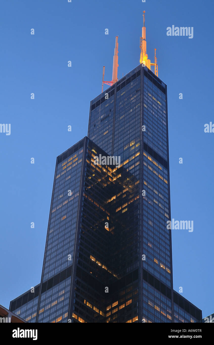 Nach Chicagos Nominierung für die Olympischen Sommerspiele 2016 sind den Sears Tower Antennen in den Farben der th beleuchtet. Stockfoto