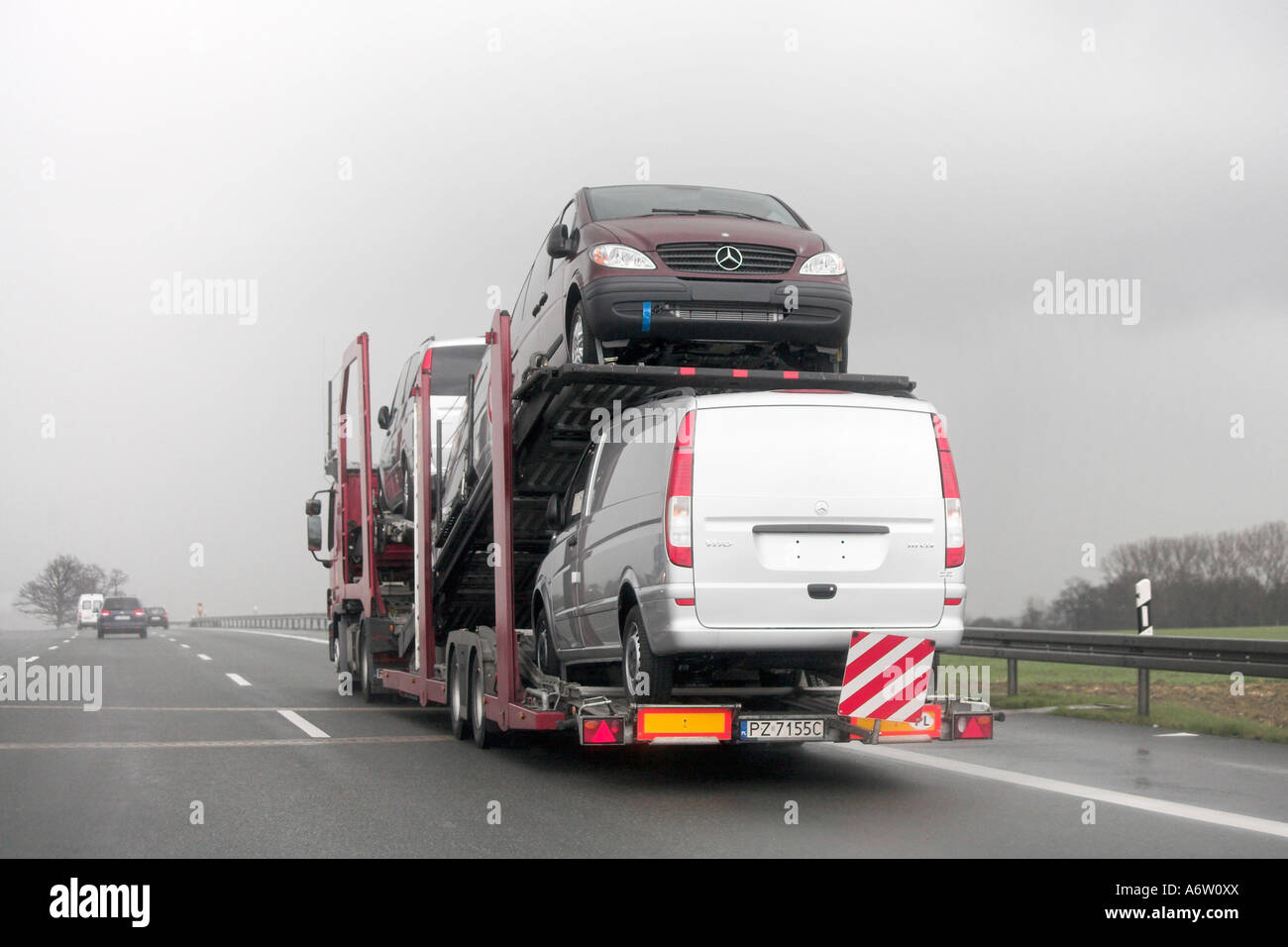 Autotransporter auf dem Motor-Weg Stockfoto