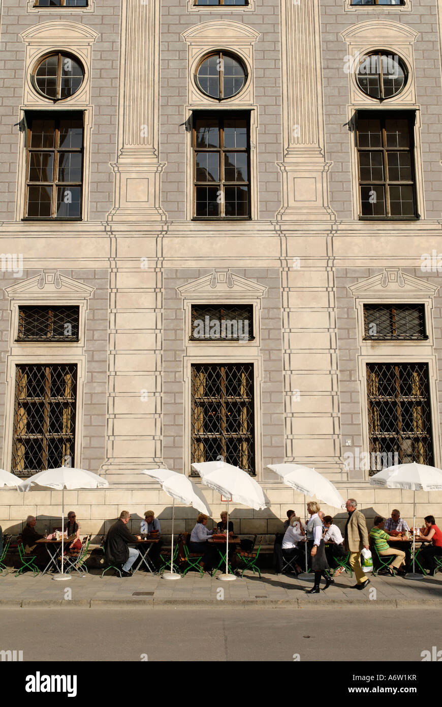 Straßencafé an der bemalten Fassade in der Residenz, München, Bayern, Deutschland Stockfoto