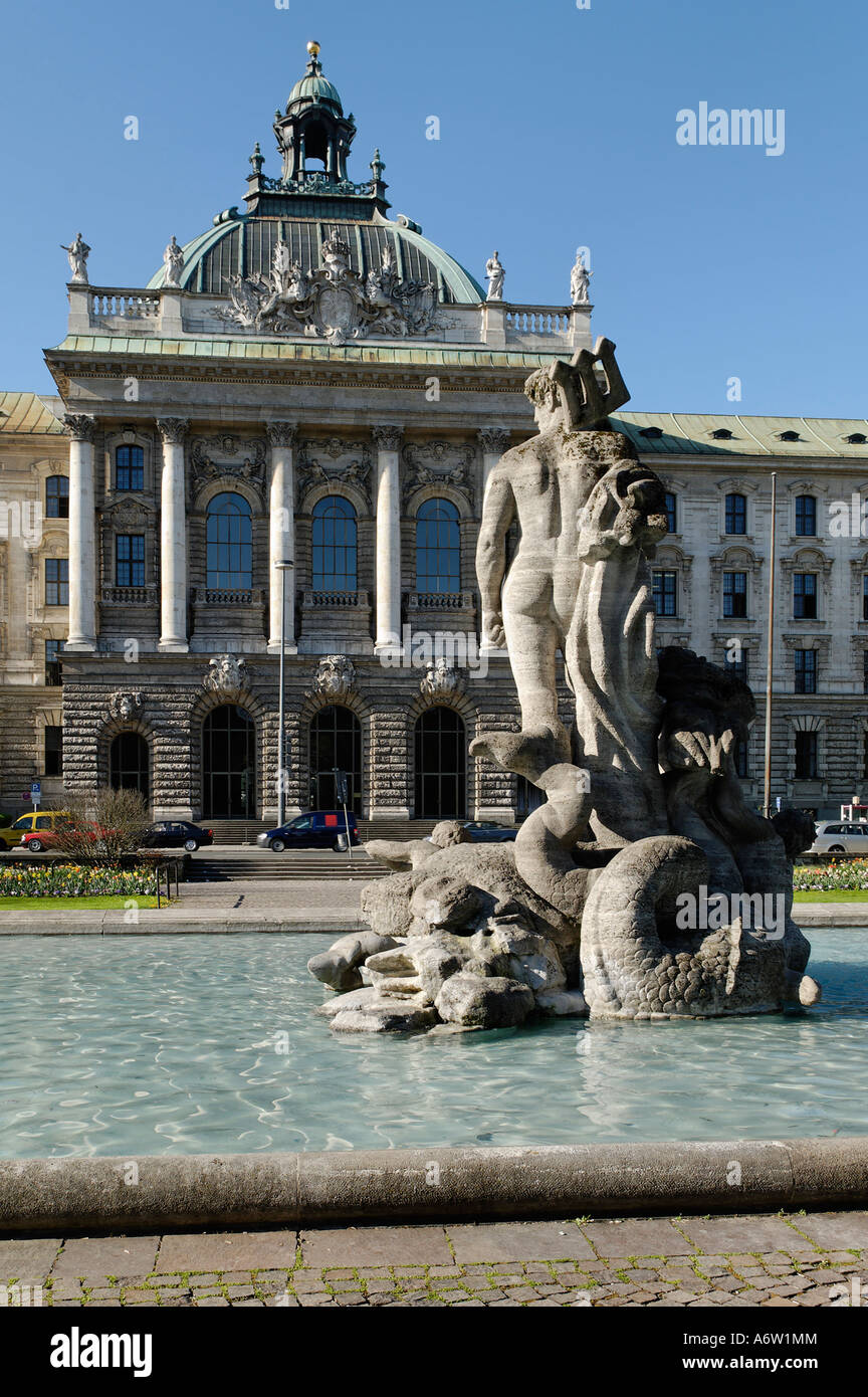 Justizpalast und Neptunes Brunnen, Justizbehörde, München, Bayern, Deutschland Stockfoto