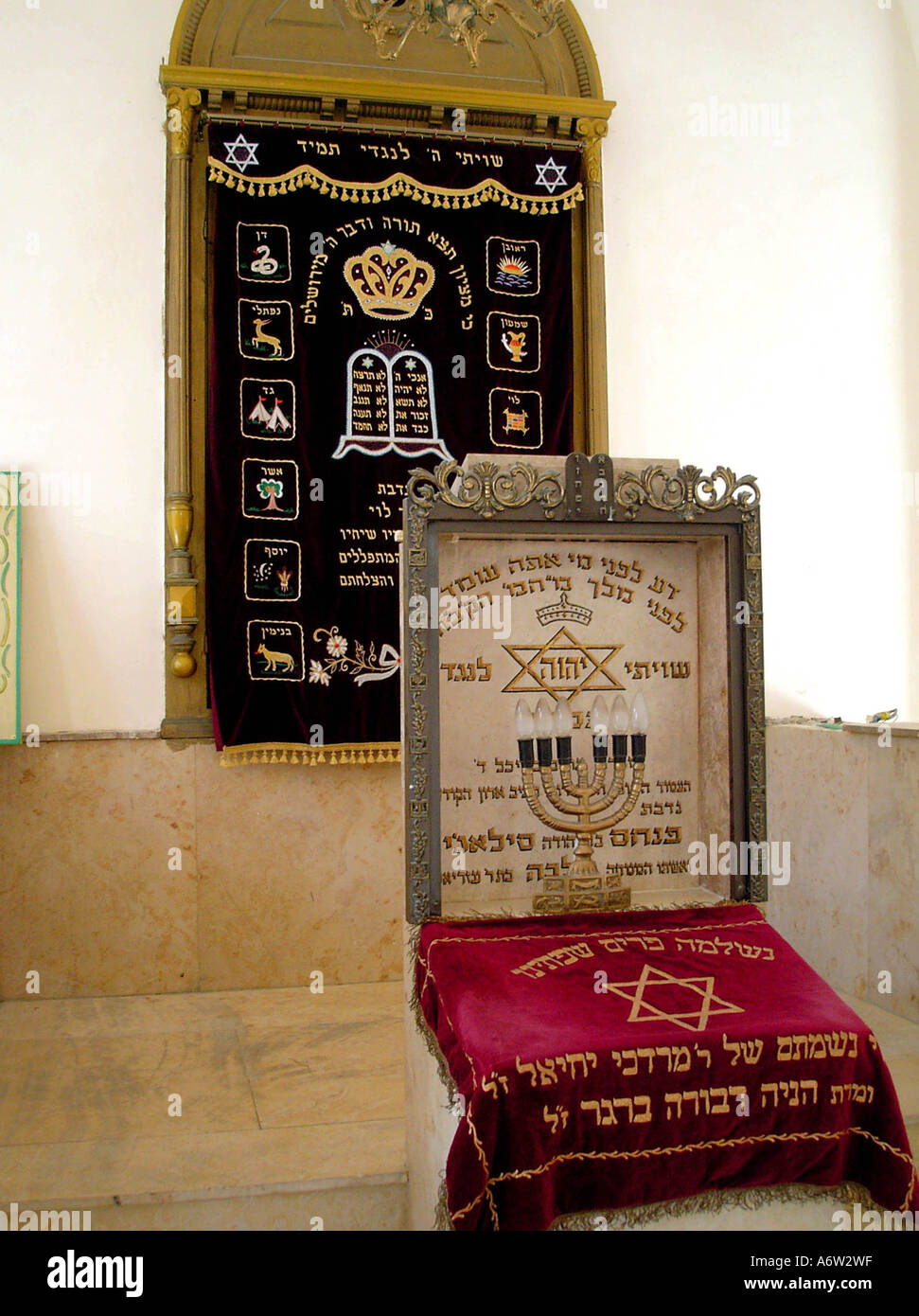 Vorderseite der Synagoge mit der Thora Stockfoto