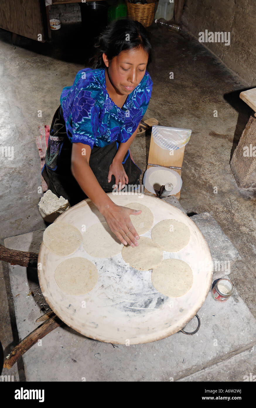 Maya Frau Backen Tortillas, Chiapas, Mexiko Stockfoto