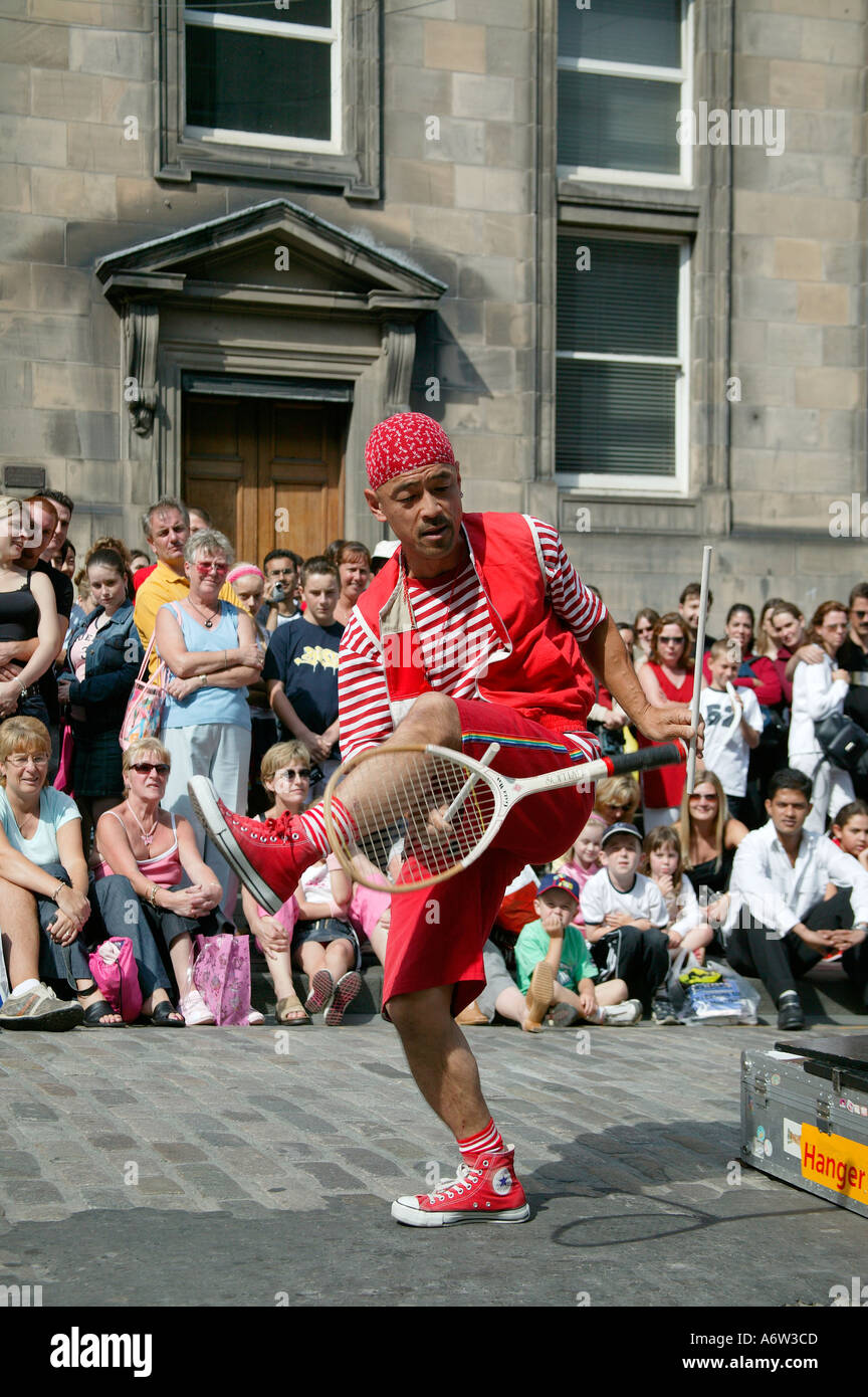 Japanische Street Performer jonglieren Raquet mit zwei Stöcken auf dem Edinburgh Fringe Festival Schottland Großbritannien 2004 Stockfoto