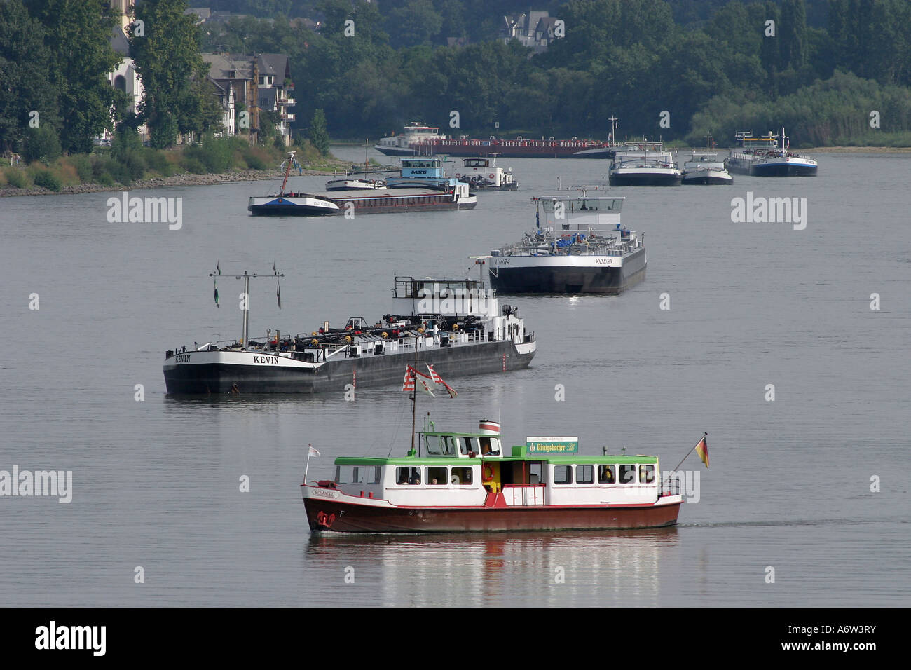 Schiffe auf dem Fluss Rhein bei Koblenz, Rheinland-Pfalz, Deutschland Stockfoto