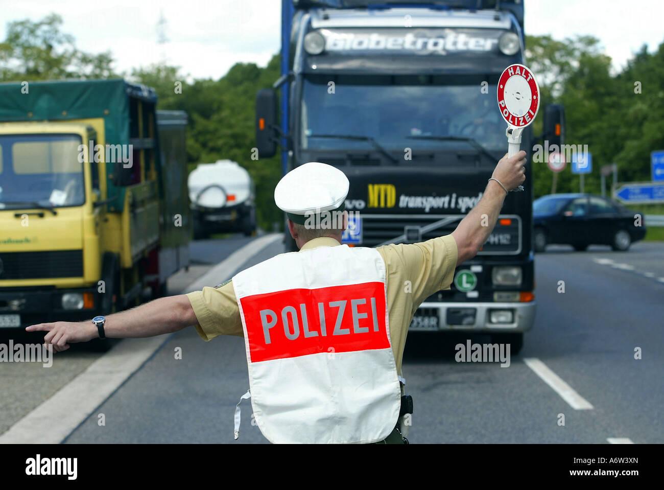 Polizist prüft LKW Stockfoto