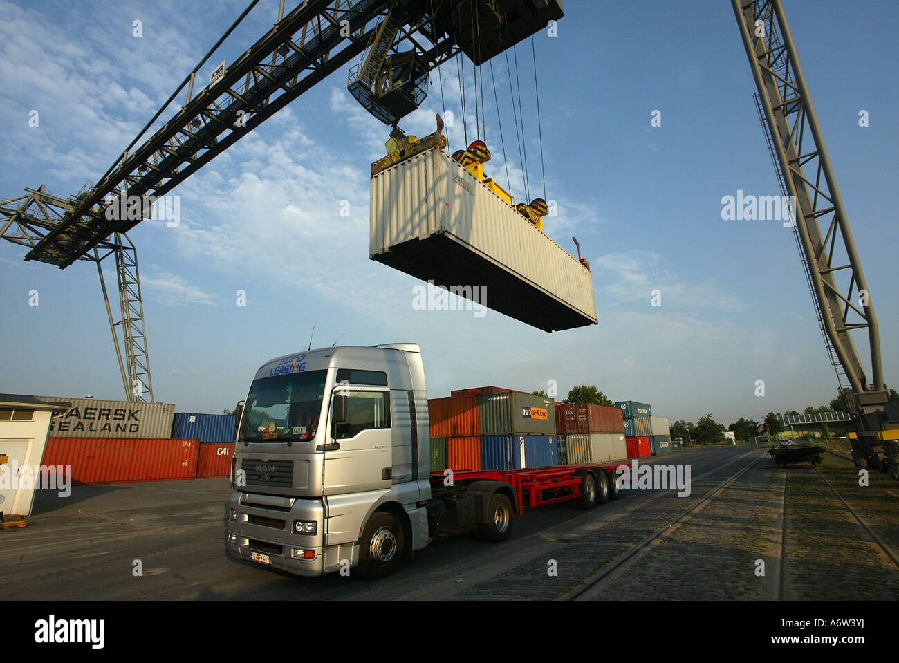 Ein Kran Container auf einen LKW geladen. Koblenz, Rheinland-Pfalz, Deutschland Stockfoto