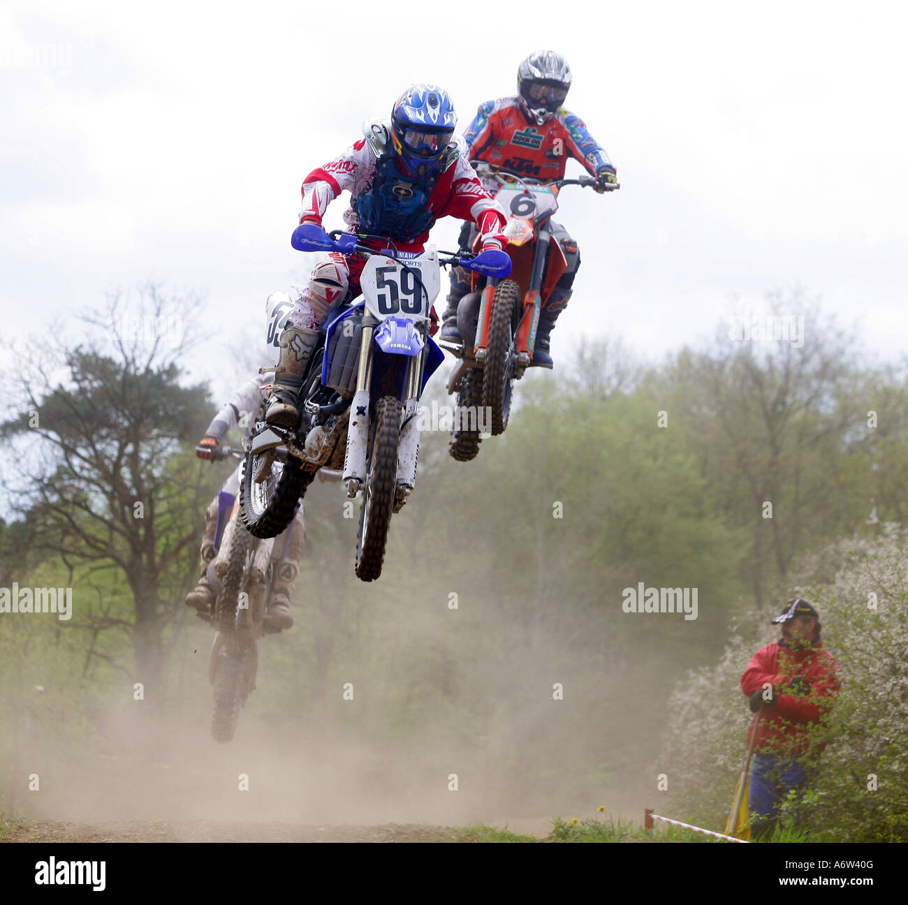 Motocross-Rennfahrer auf einen Sprung Stockfoto