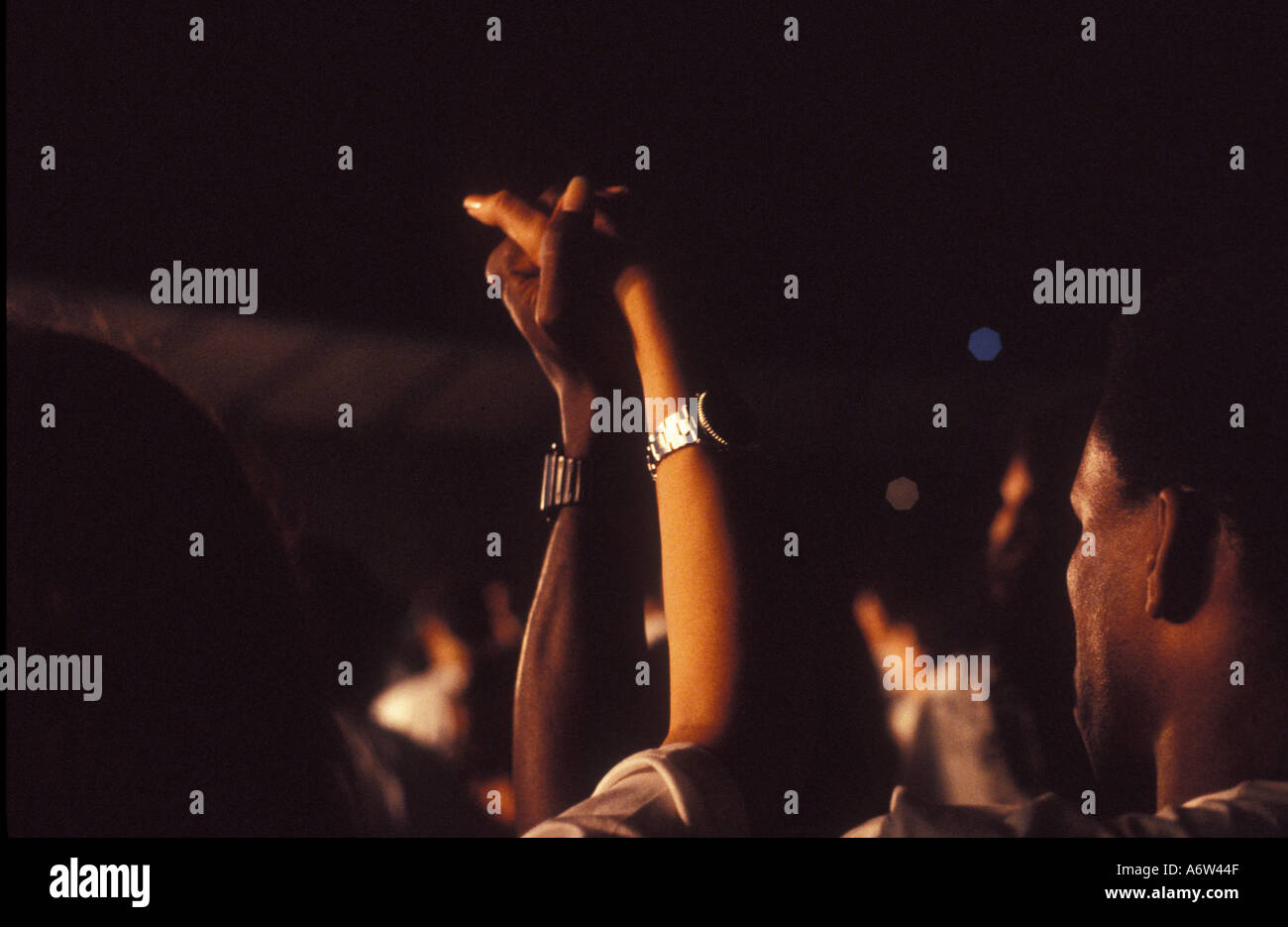 Multi-Ethnizität schwarzer Mann und weißer Frau schenken Hände eine Gewerkschaft, die Zusammenarbeit zu treffen Stockfoto