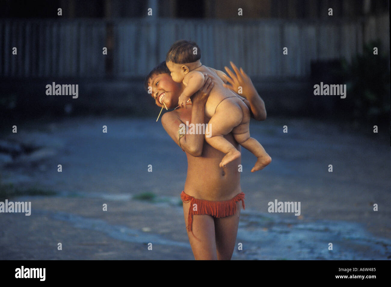 Amazonas-Regenwald Brasilien Yanomami Ureinwohner Mädchen und Baby Zärtlichkeit und Glück Stockfoto