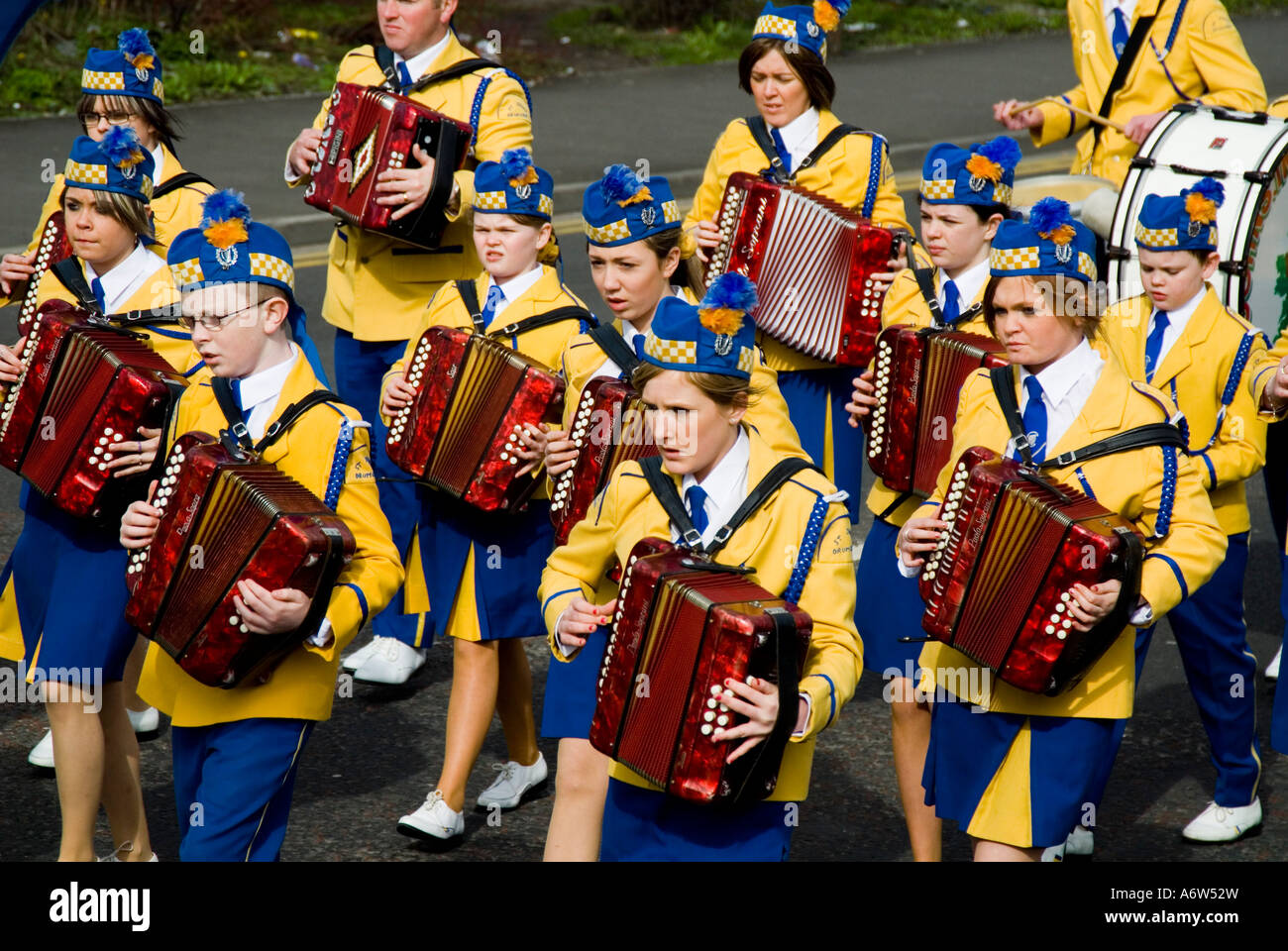Mädchen-Band spielt das Akkordeon auf St. Patrick-Day-parade Stockfoto