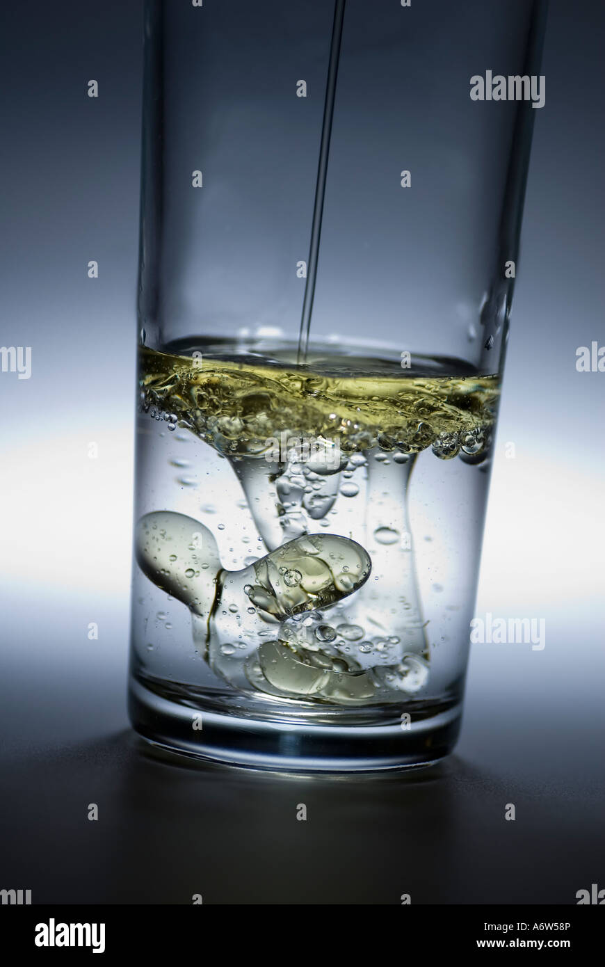 Ol In Glas Wasser Gegossen Stockfotografie Alamy
