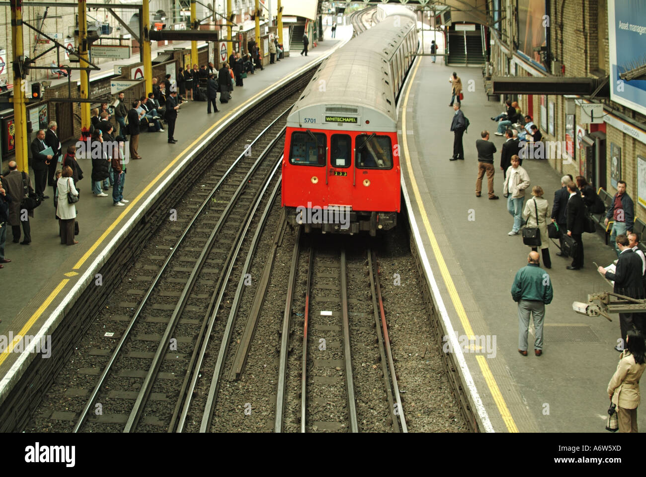 Aus der Vogelperspektive blicken Sie auf die elektrischen Bahnschienen und den Whitechapel-Zug, der an der U-Bahn-Station Farringdon ankommt, an den geschäftigen Bahnhöfen London England UK Stockfoto