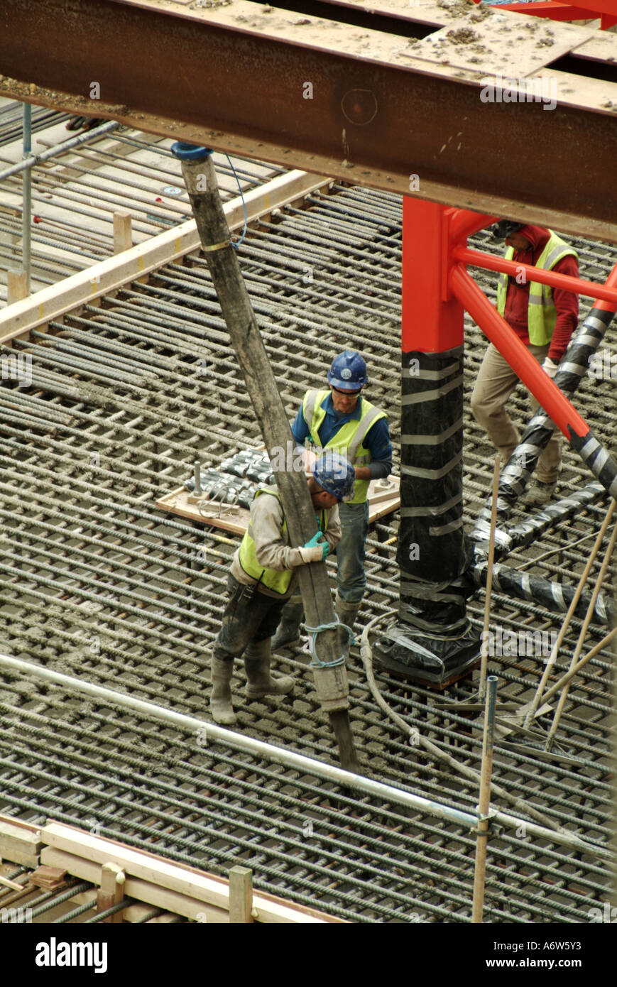 Tiefgründungen London für neues Bürogebäude im Bau zeigt bereit mischen Betoneinbau mittels Pumpe aus flexiblen Schlauch Stockfoto