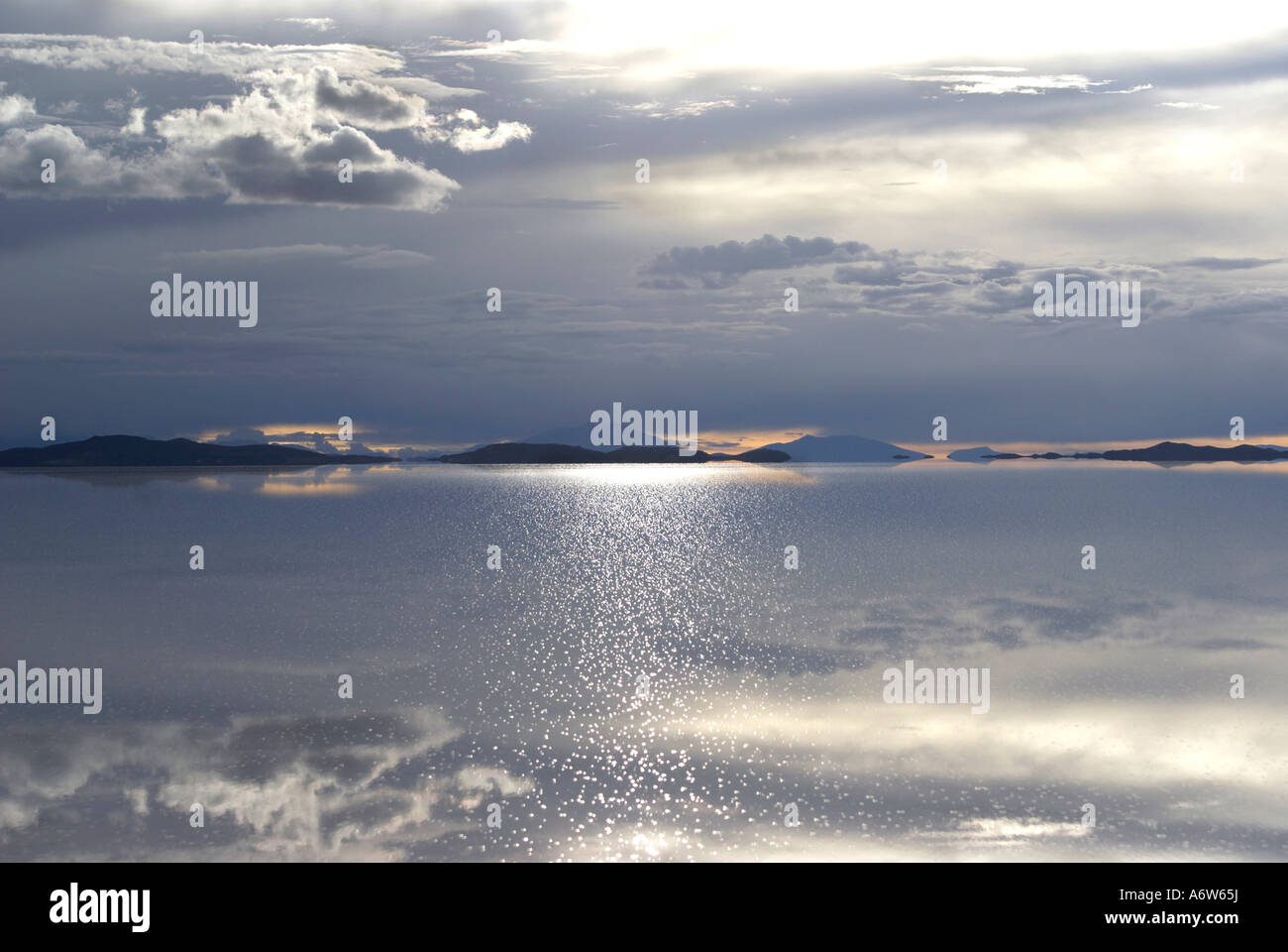 Sonnenuntergang und Reflexionen in der salt Lake Salar de Uyuni, Bolivien Stockfoto