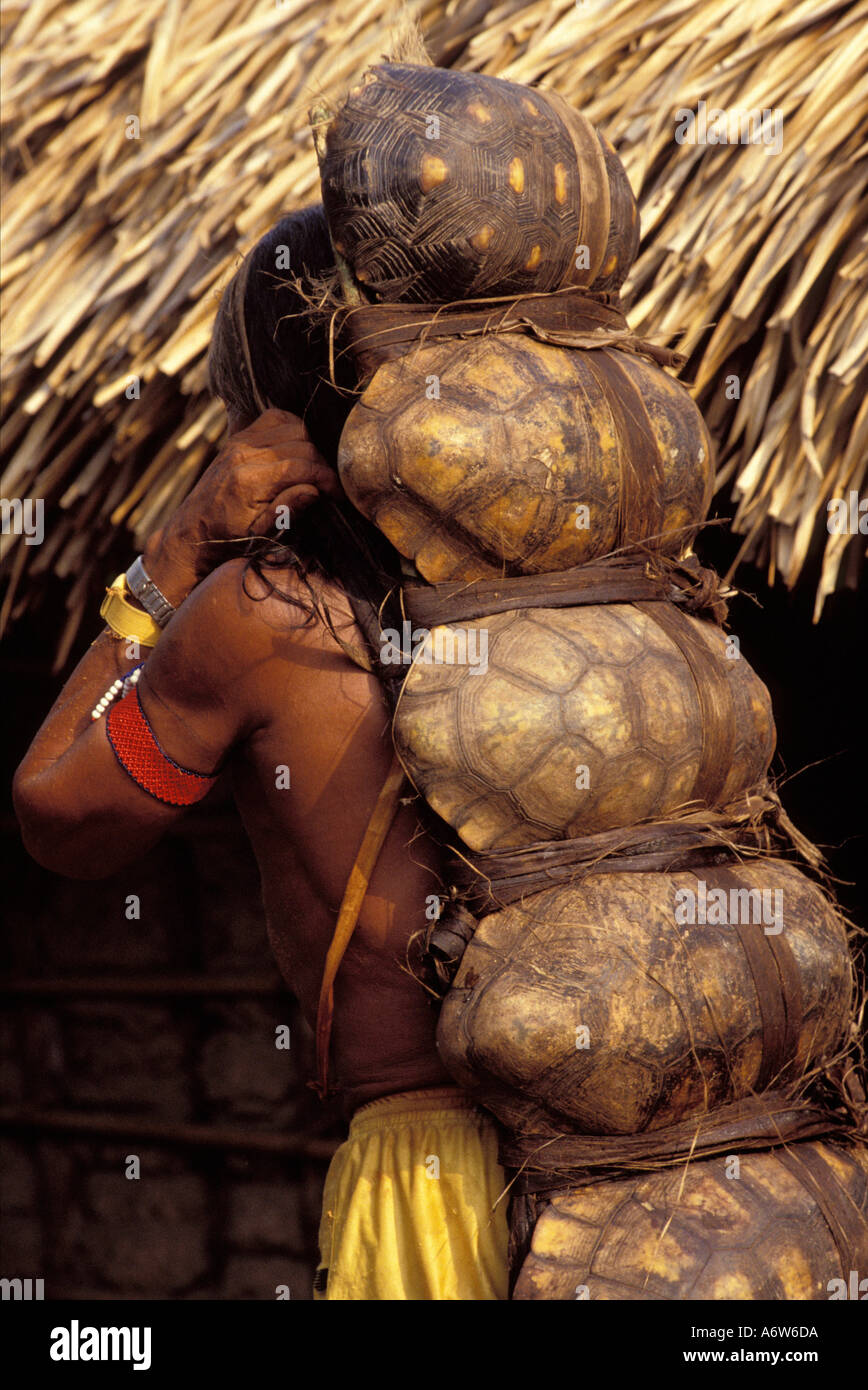 Xikrin indigenen Menschen Amazonas Regenwald Brasilien Jagd Mann trägt die Fässer mit Süßwasser-Schildkröten Stockfoto
