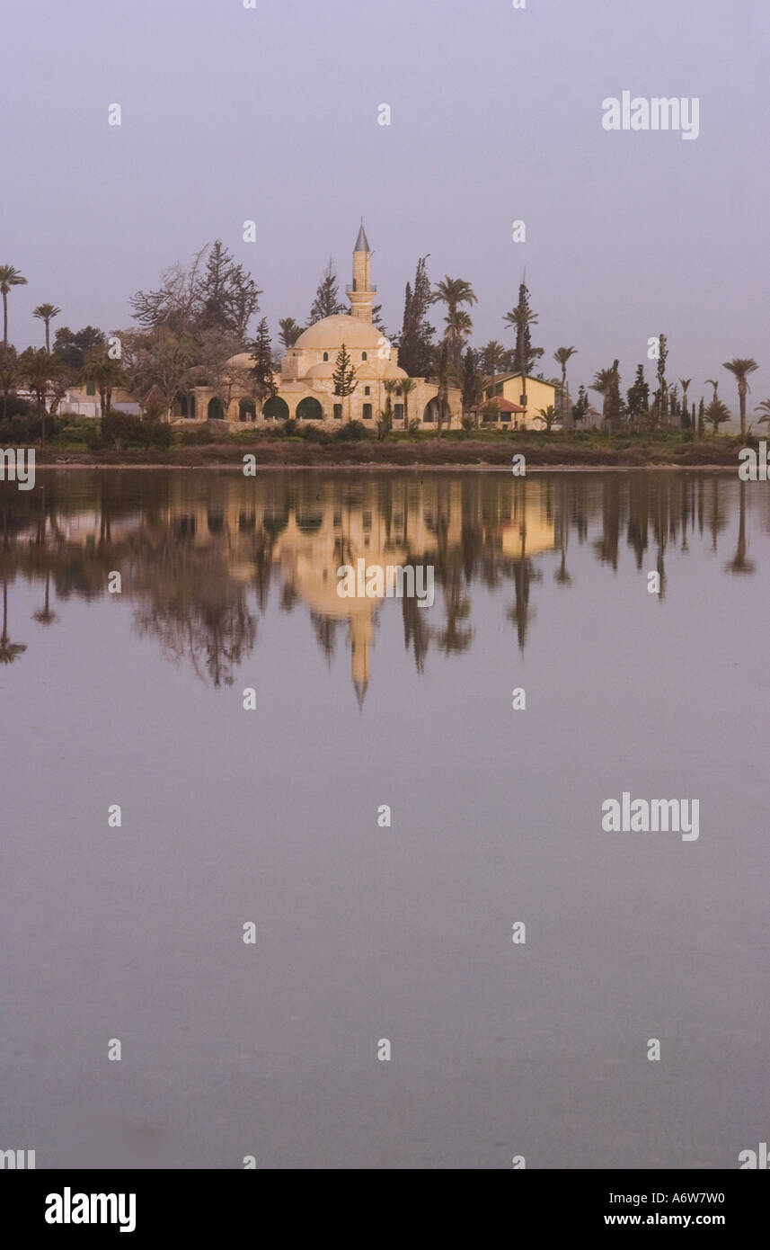 Sultan Tekke Moschee in der Nähe von Larnaca auf Zypern betrachtet über den Salzsee aus. Stockfoto