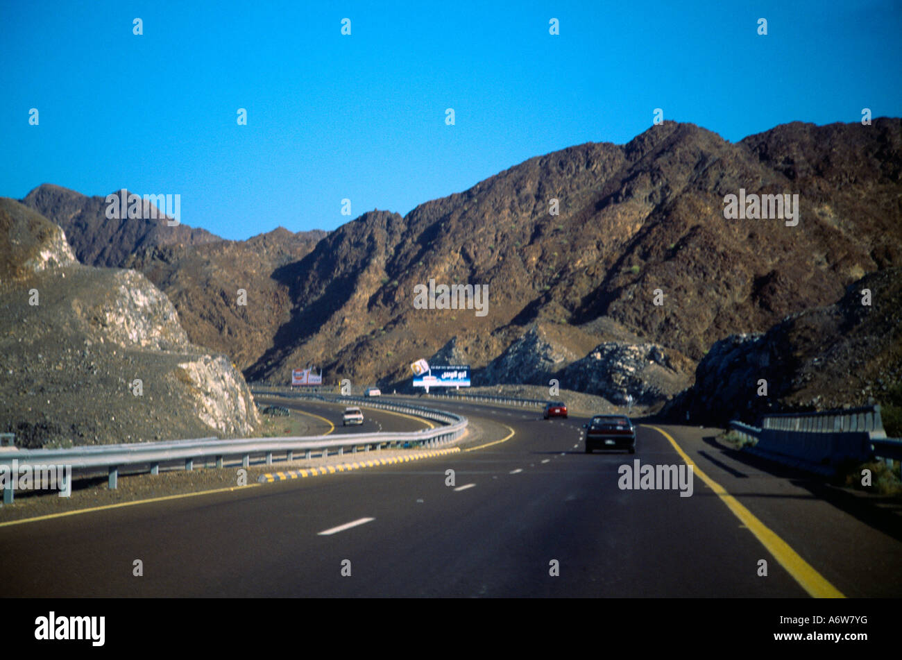 Sharjah Vereinigte Arabische Emirate-Straße durch die Berge in der Nähe von Al Dhaid Stockfoto