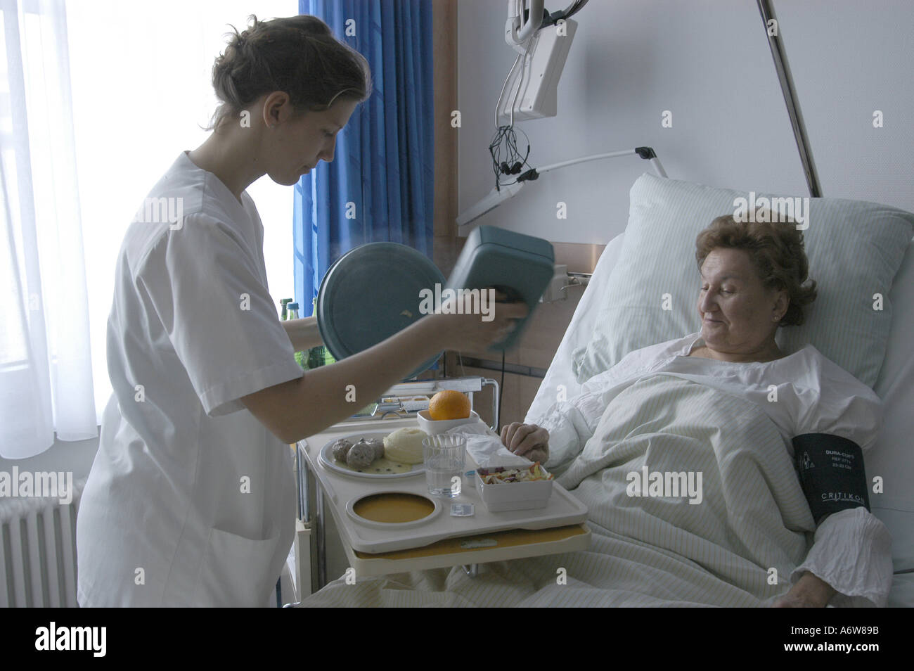 DEU Deutschland Westdeutsches Herzzentrum Essen Klinik für Thorax und Kardiovaskulare Chirurgie Klinik für Kardiologie Krankenschwestern bei der Arbeit auf der Station DEU Germany Essen Westdeutsches Herzzentrum Klinik für Kardiologie Krankenschwestern bei der Arbeit WICHTIG Fotos duerfen nicht für Werbung PR anderer Kliniken Krankenhaeuser eingesetzt werden Stockfoto