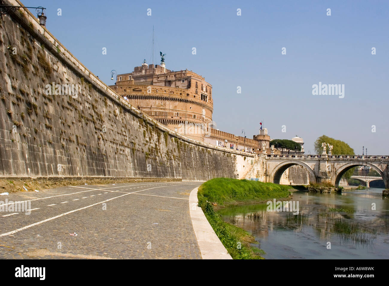 Promenade am Fluss Tiber mit Blick auf Castel Sant Angelo und die Aelian Brücke in Rom Italien Europa Stockfoto