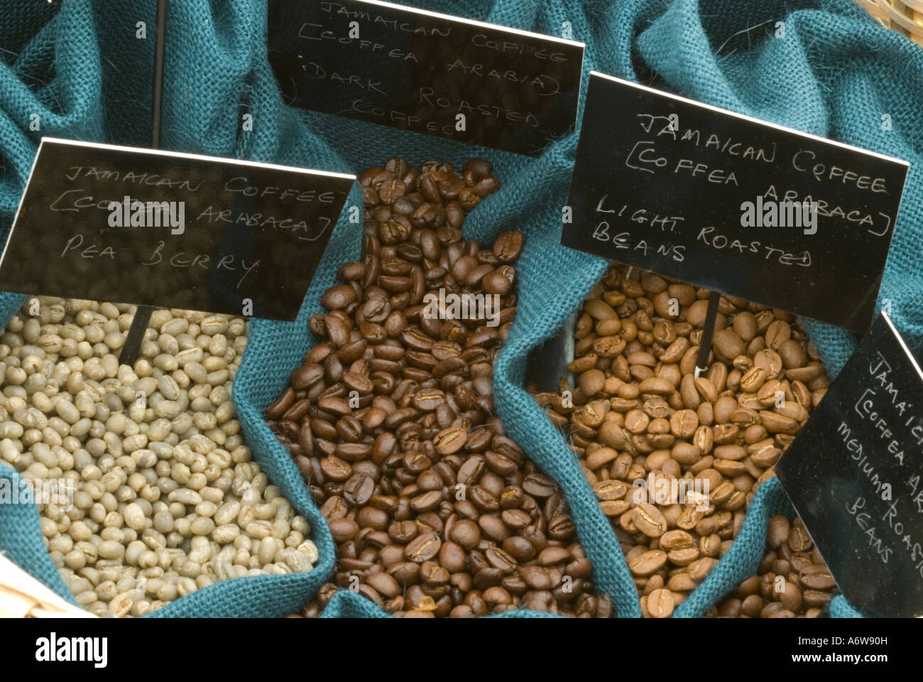 Kaffeebohnen (Coffea Arabica, Mountain Coffee) Erbsen Bohnen: leichte Braten, dunkle Röstung, Mittel-Braten & ungerösteten rohen Vielfalt im Taschen Stockfoto