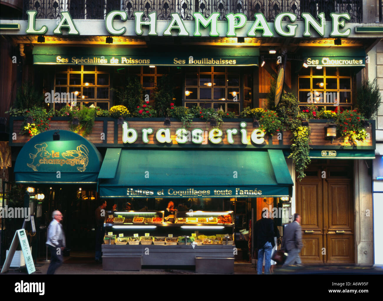 Frankreich Paris 18em Place de Clichy La Champagne Oyster Restaurant Blick von außen in der Abenddämmerung Stockfoto