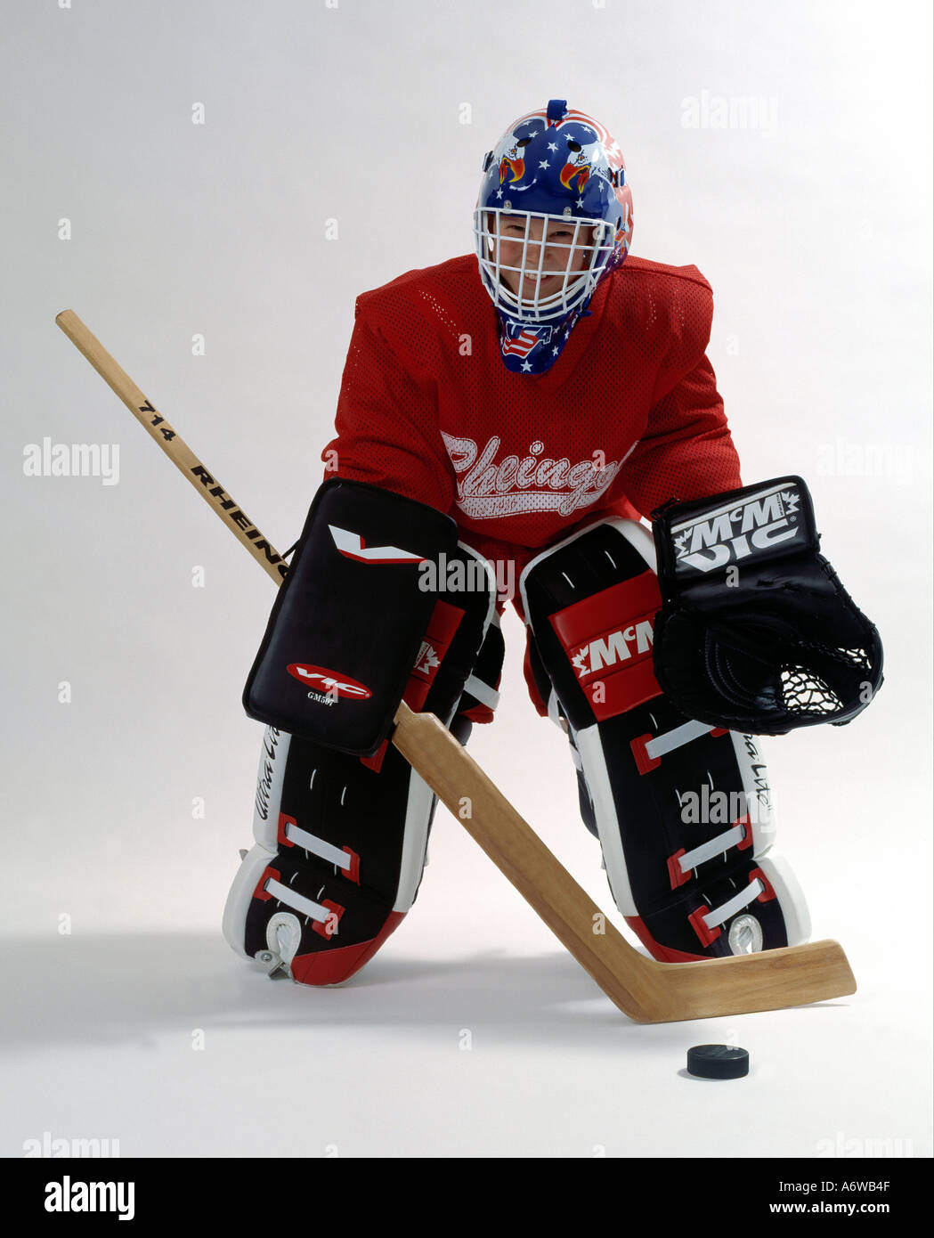 Jungen tragen Eishockey Ausrüstung Stockfotografie - Alamy