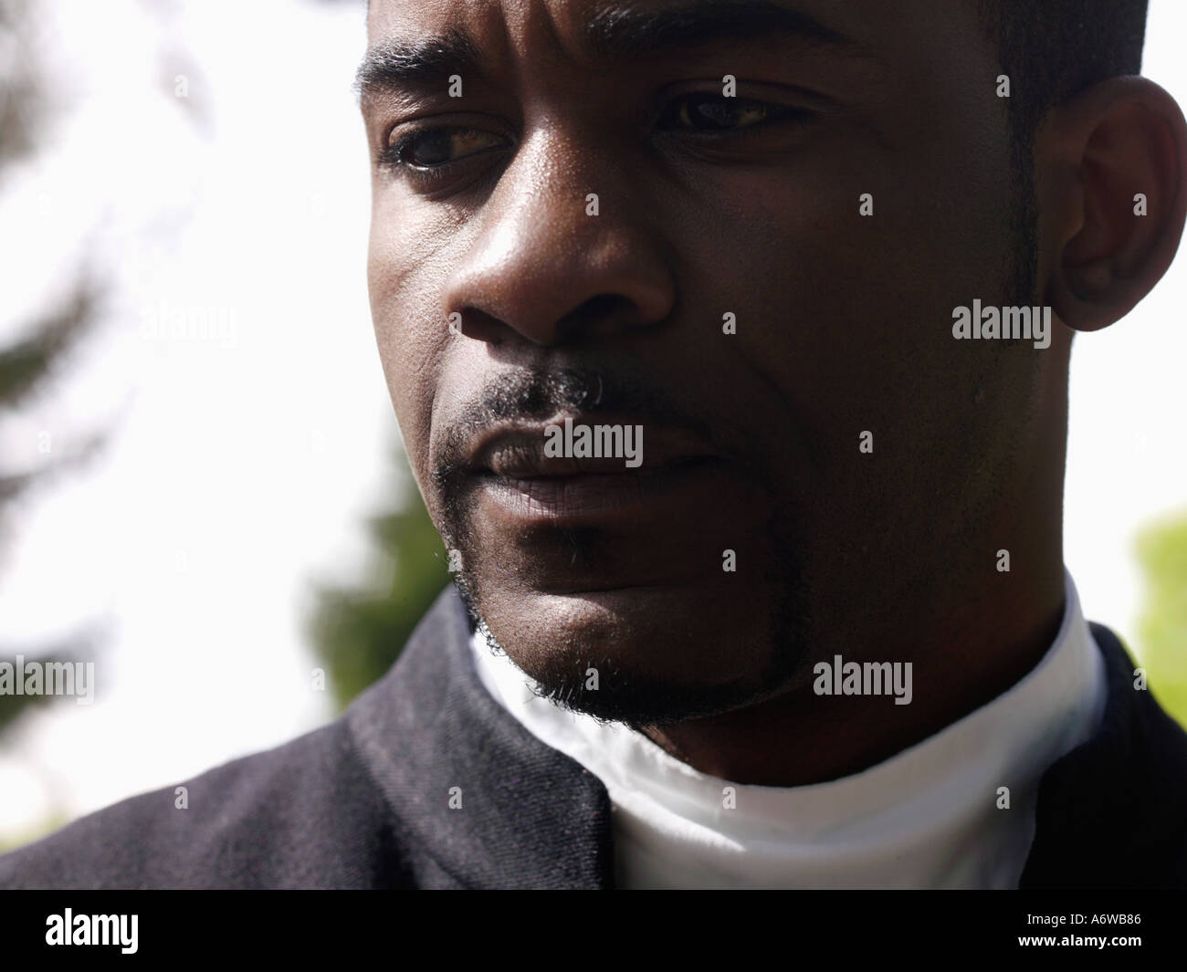 Zugeschnittenen Porträt der jungen afrikanischen Priester Stockfoto