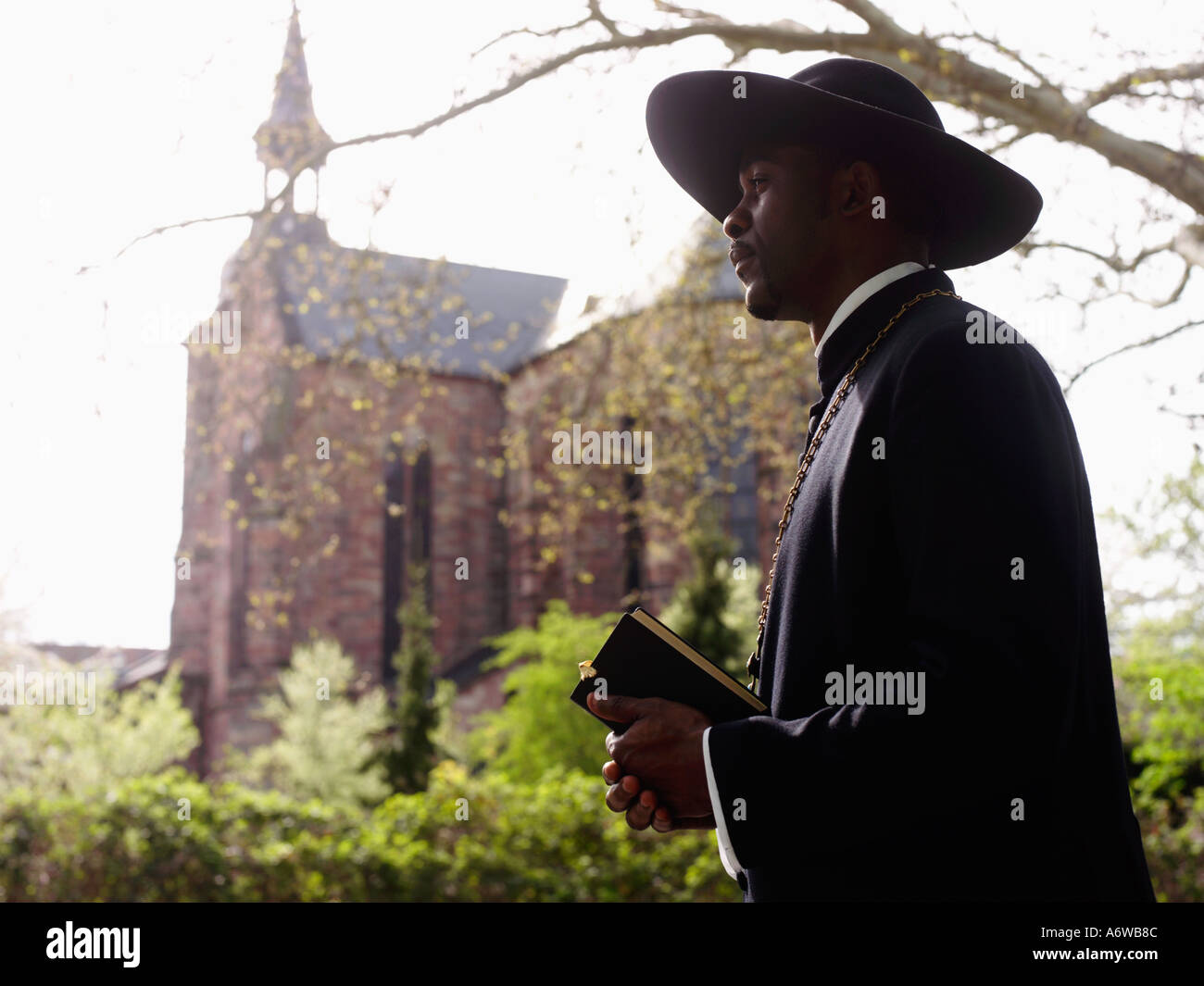 Afrikanischer Priester im Profil Stockfoto