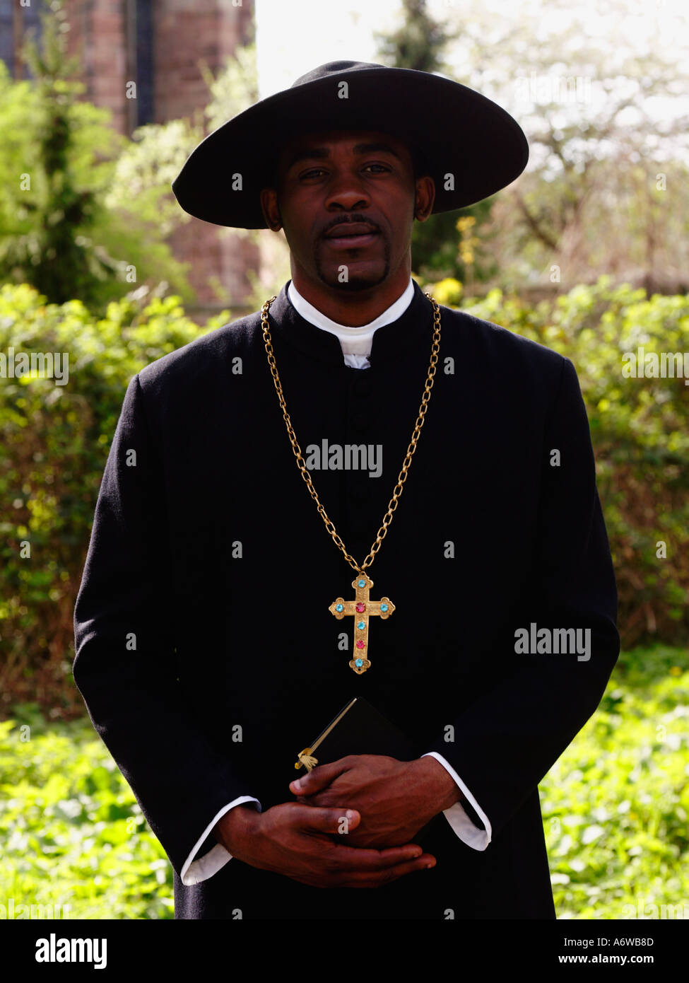 Afrikanischer Priester geradeaus schauen Stockfoto