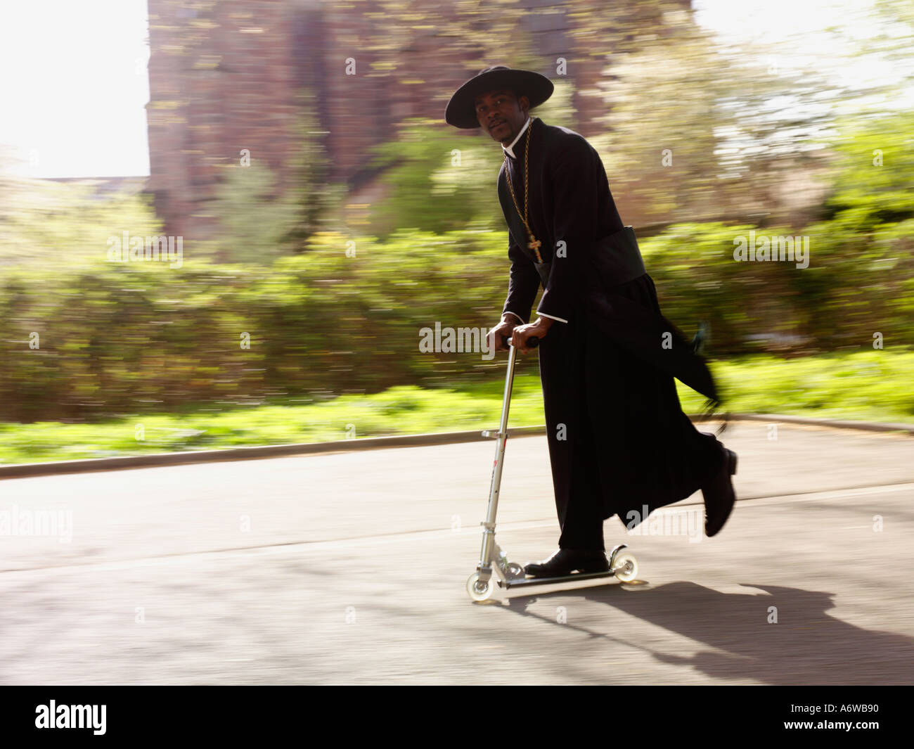 Afrikanischer Priester mit scooter Stockfoto