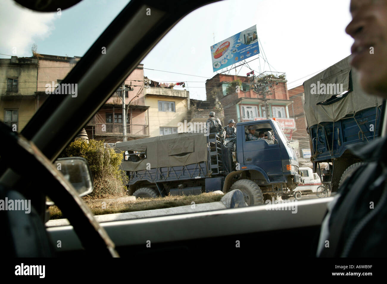 Truppentransporter auf den Straßen von Kathmandu Stockfoto