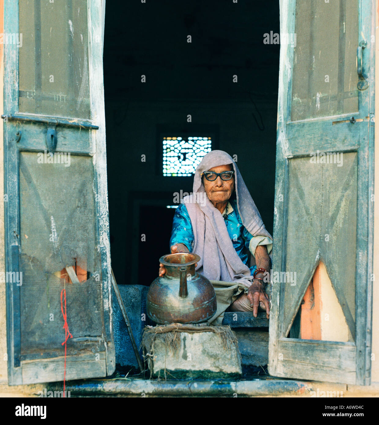 Ein Wasser-Verkäufer in Varanasi Benares in Uttar Pradesh in Indien in Südasien. Deprivation Portrait Armut Slum Reportage würde Menschen reisen zu arbeiten Stockfoto