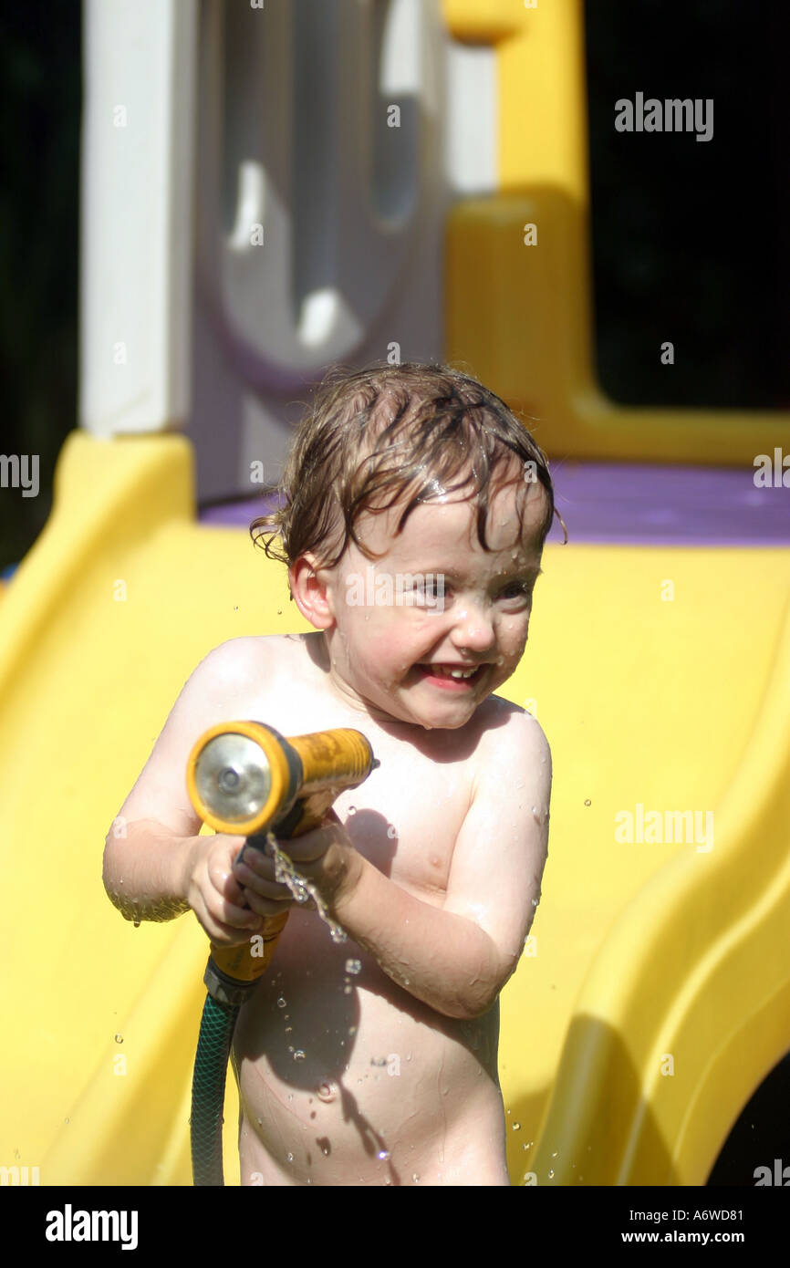 Lewis-3 und den Gartenschlauch im Sommer Stockfoto