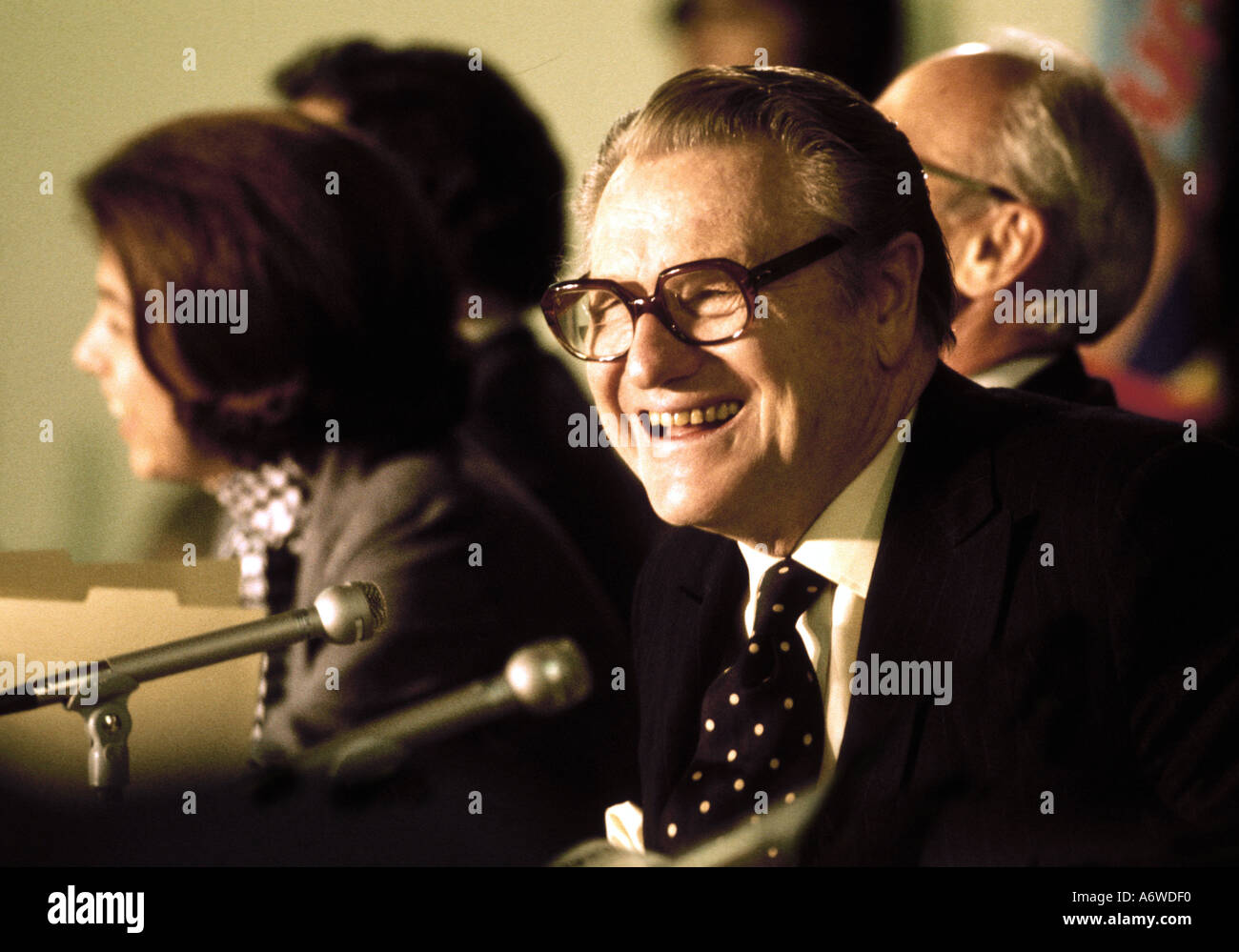 Vizepräsident Nelson Rockefeller bei einer Nachrichtenkonferenz In Los Angeles CA USA Stockfoto